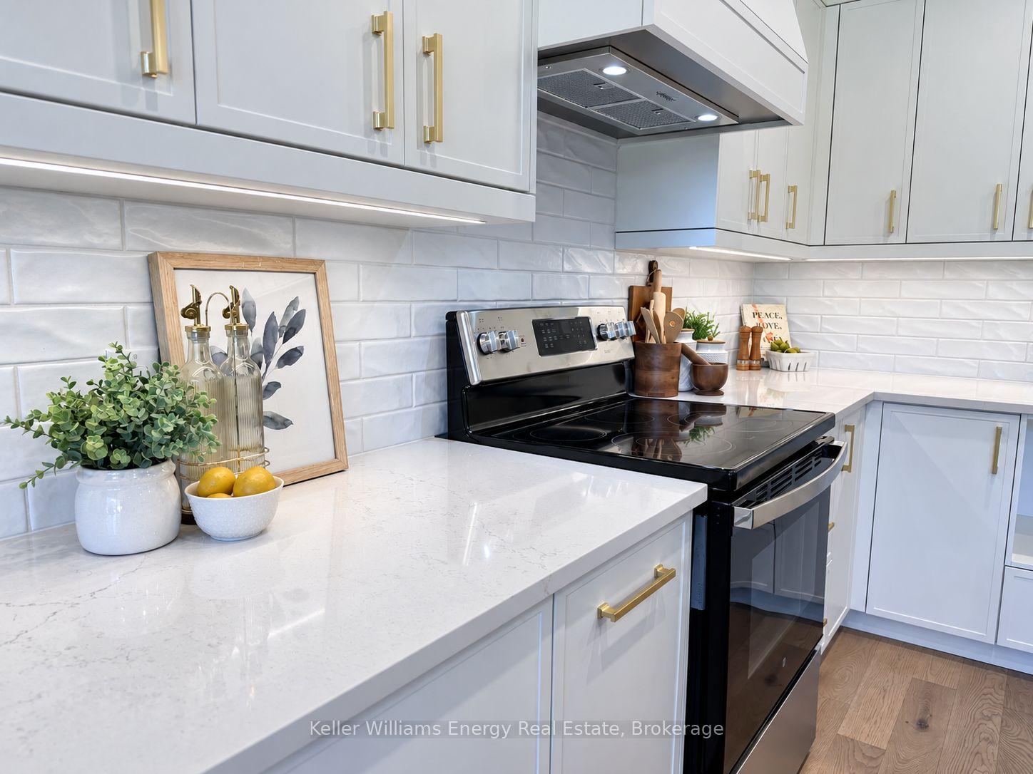 Photo 8 of 127 Hickory Street N, Whitby, Downtown Whitby — HOMEH