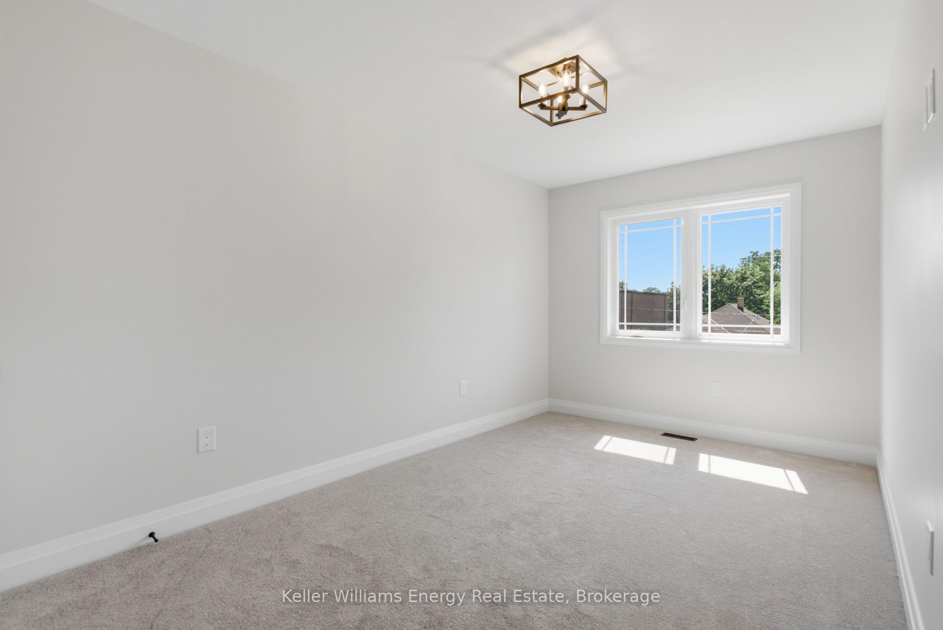 Photo 22 of 127 Hickory Street N, Whitby, Downtown Whitby — HOMEH