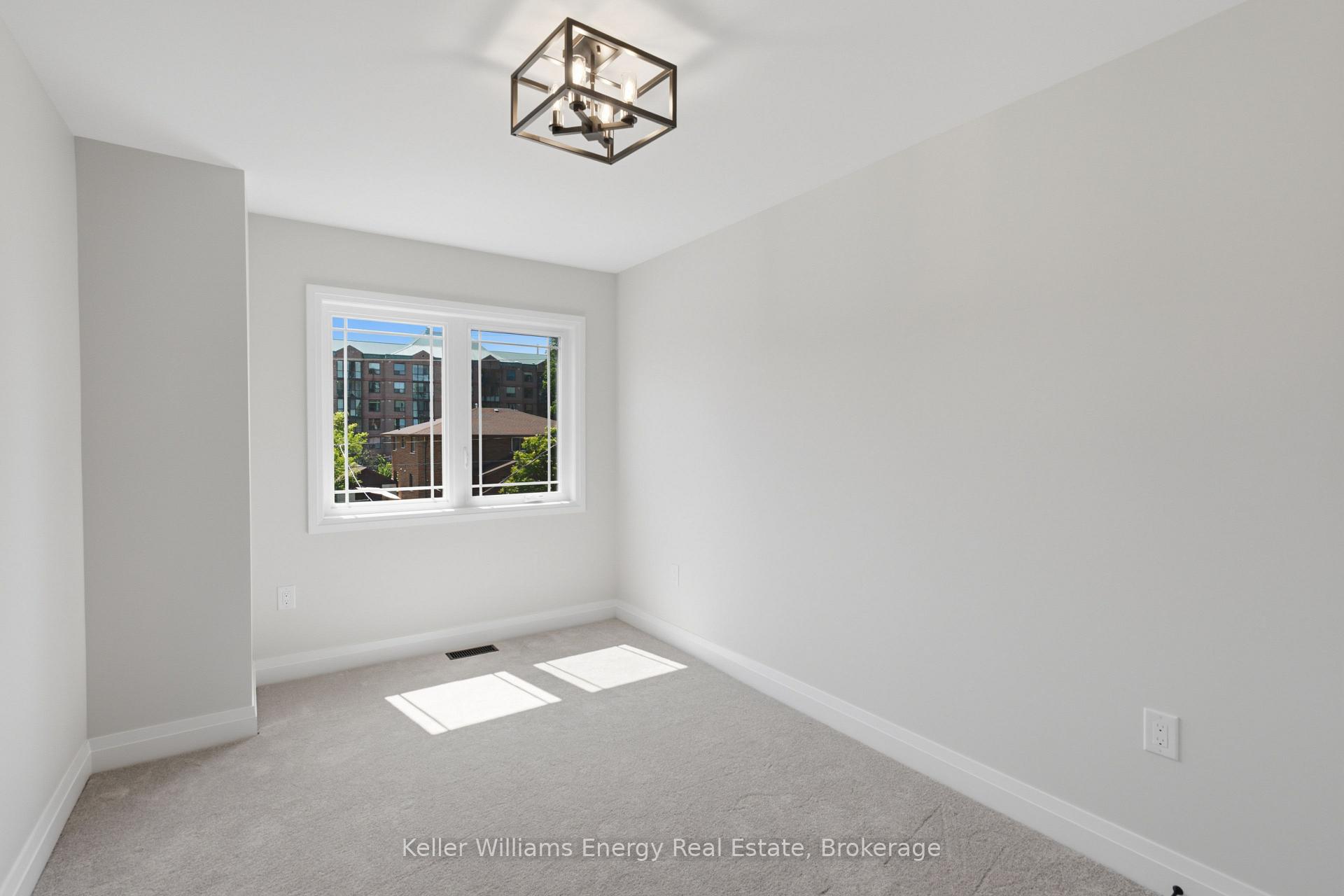 Photo 24 of 127 Hickory Street N, Whitby, Downtown Whitby — HOMEH