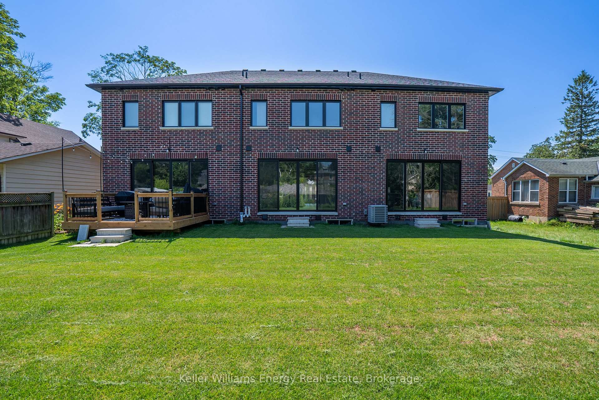 Photo 26 of 127 Hickory Street N, Whitby, Downtown Whitby — HOMEH