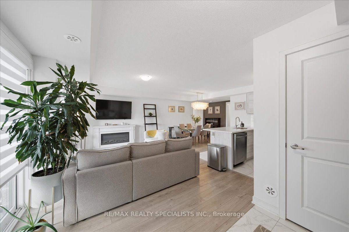 Photo 2 of 32 Magnolia Lane, Barrie, Innis-Shore — HOMEH