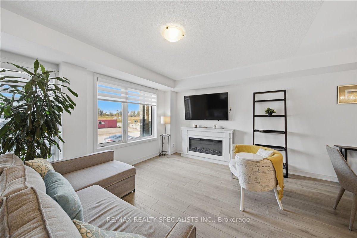 Photo 3 of 32 Magnolia Lane, Barrie, Innis-Shore — HOMEH