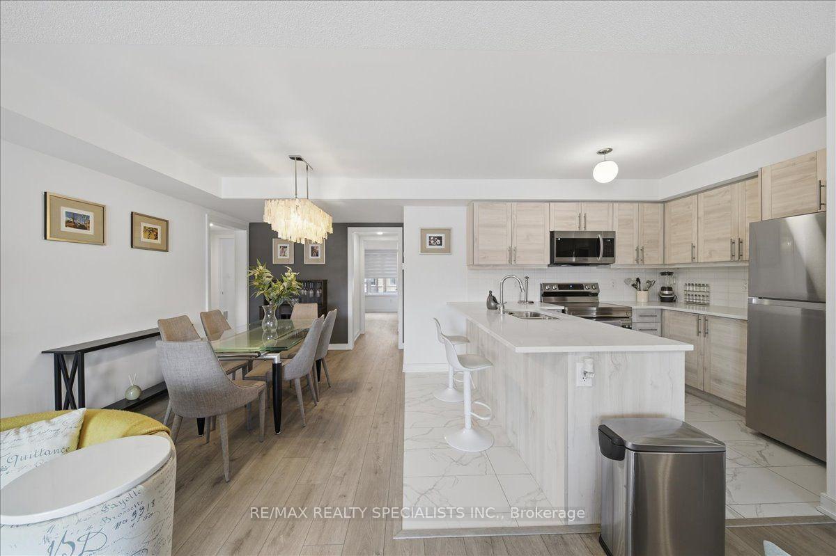 Photo 8 of 32 Magnolia Lane, Barrie, Innis-Shore — HOMEH