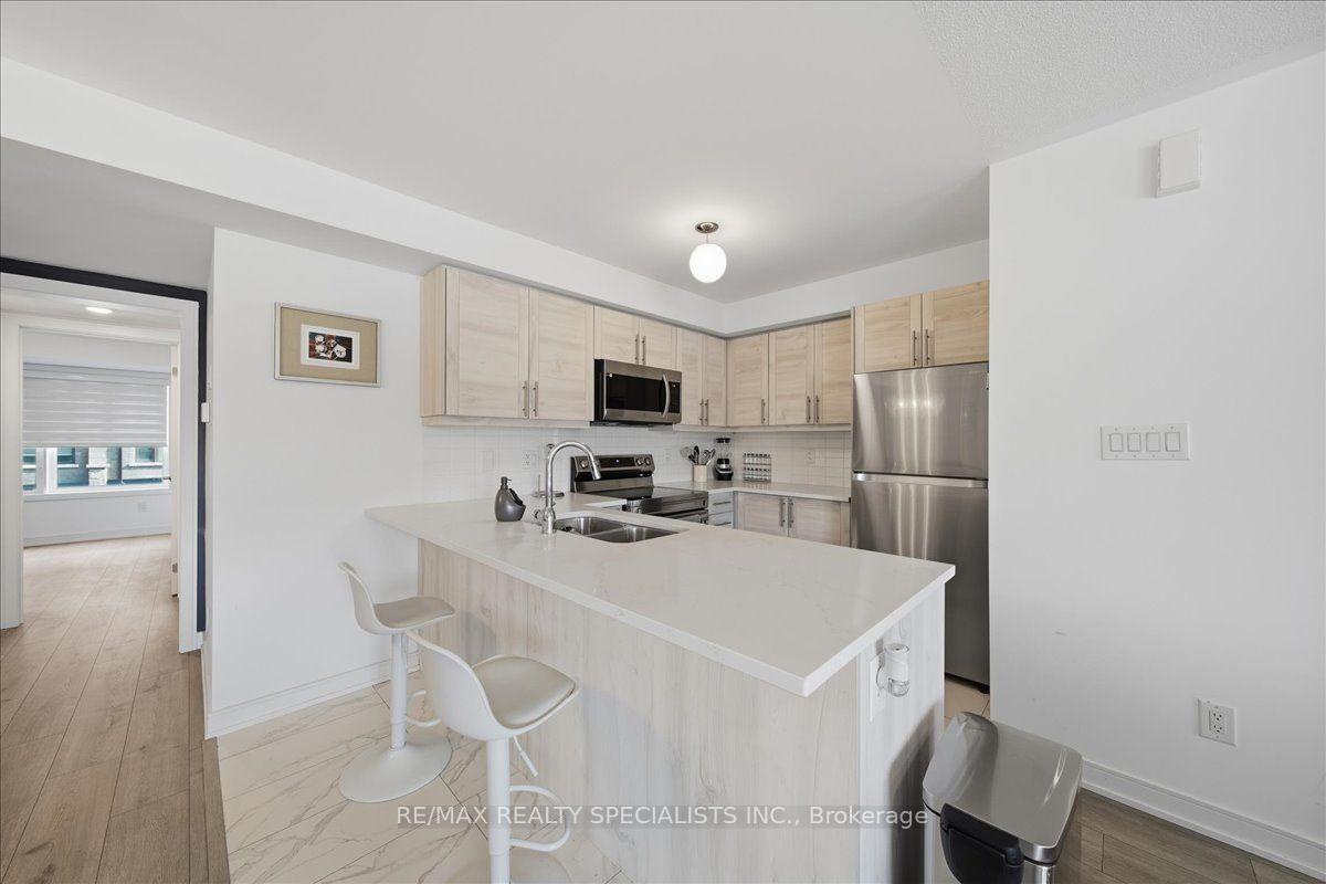 Photo 10 of 32 Magnolia Lane, Barrie, Innis-Shore — HOMEH