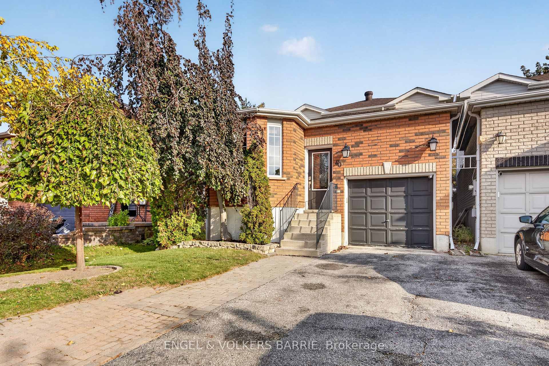Photo 2 of 40 Willow Drive, Barrie, Holly — HOMEH