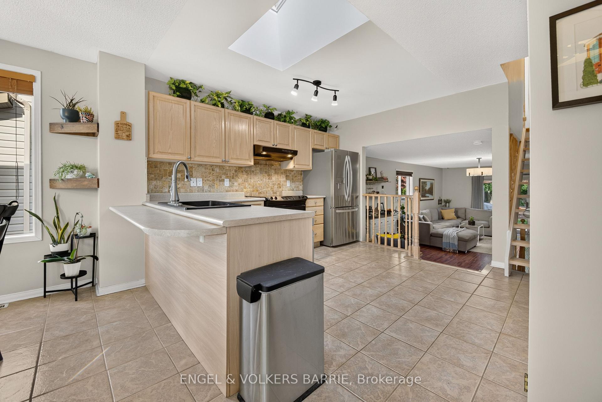 Photo 3 of 40 Willow Drive, Barrie, Holly — HOMEH