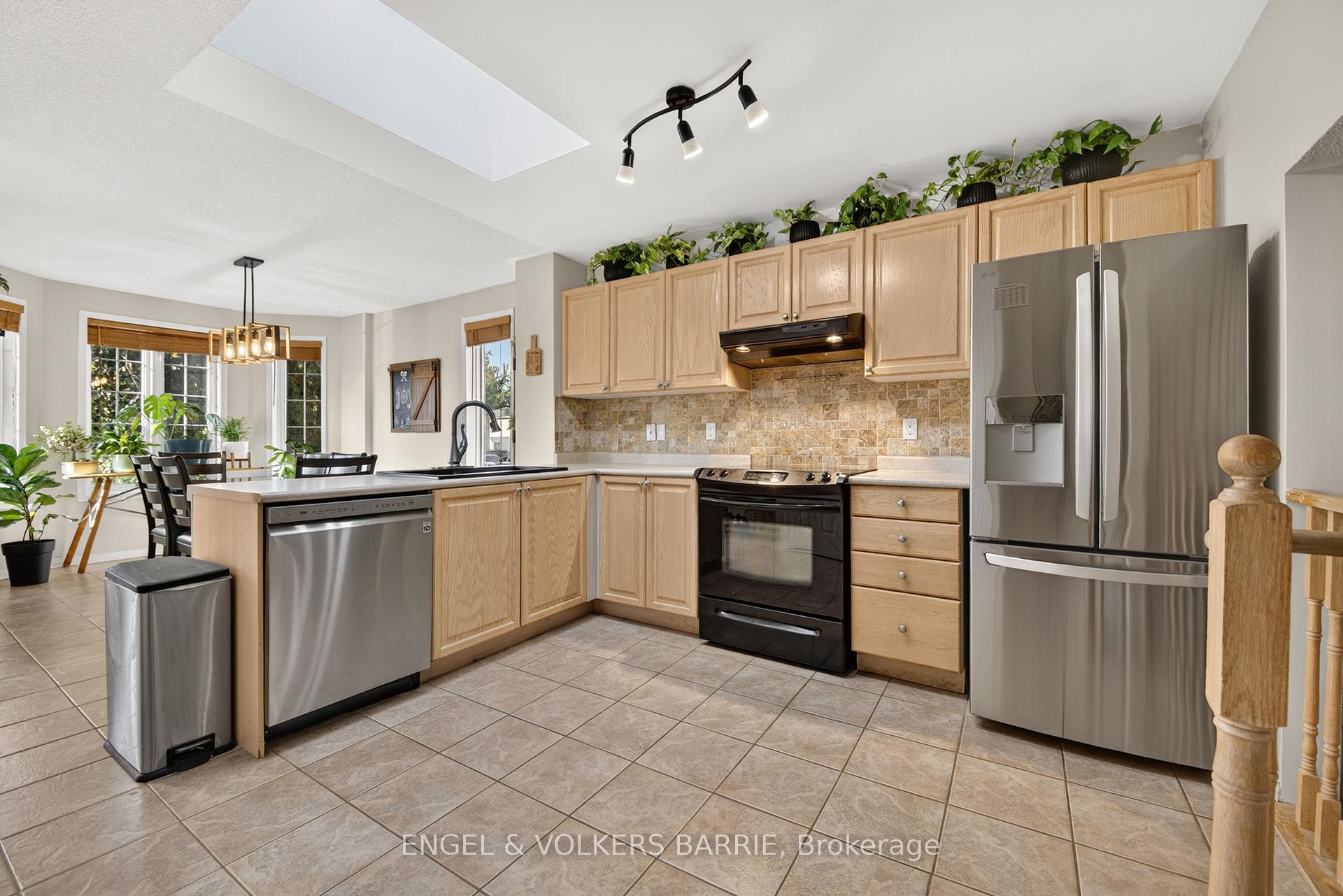 Photo 4 of 40 Willow Drive, Barrie, Holly — HOMEH