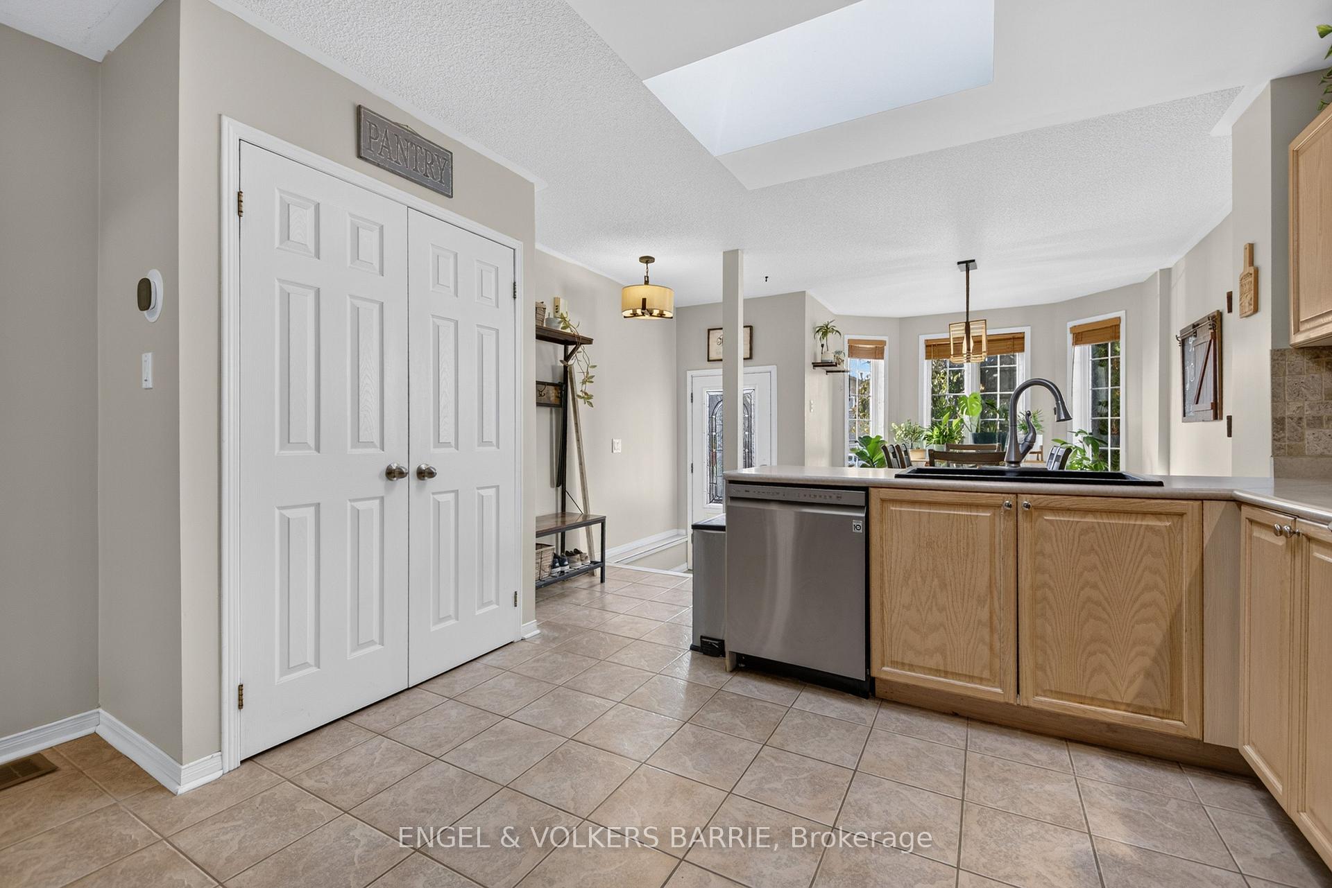 Photo 5 of 40 Willow Drive, Barrie, Holly — HOMEH