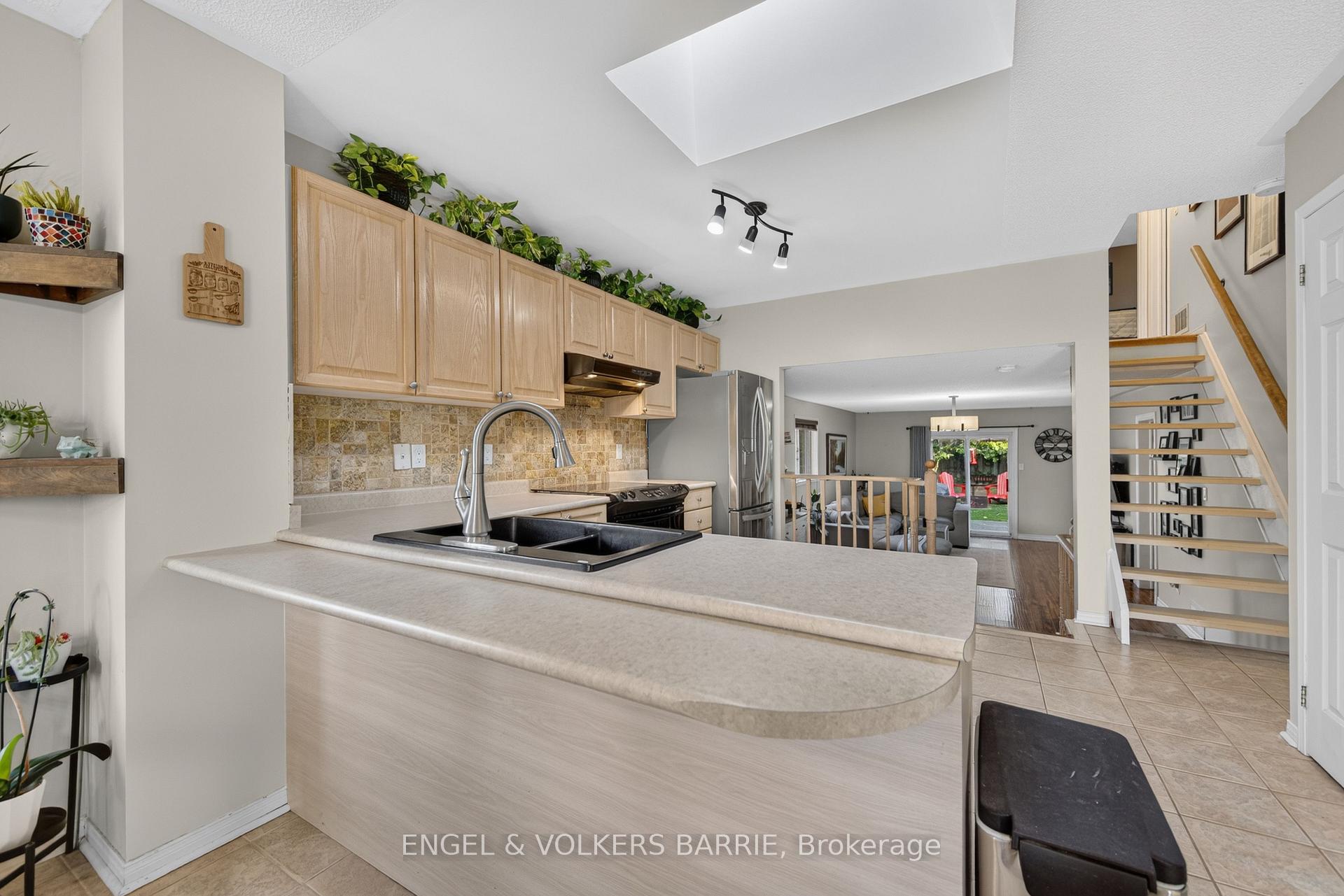 Photo 8 of 40 Willow Drive, Barrie, Holly — HOMEH