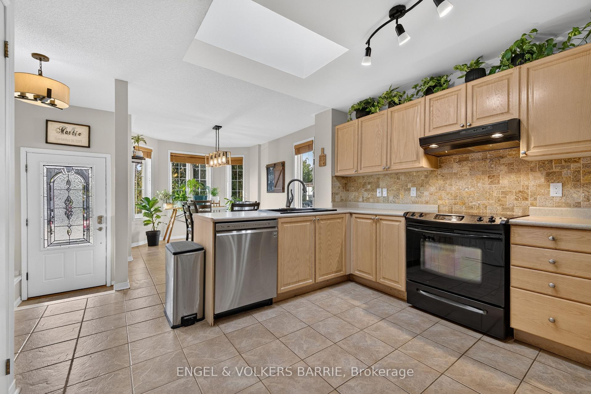 Photo 11 of 40 Willow Drive, Barrie, Holly — HOMEH