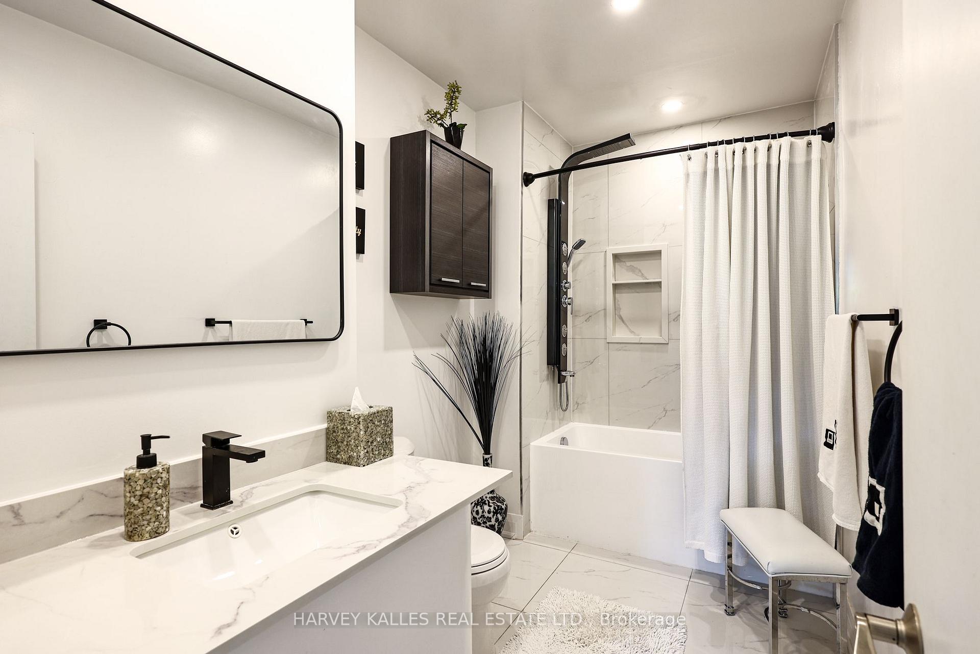 Photo 39 of 90 Berkinshaw Crescent, North York, Banbury-Don Mills — HOMEH