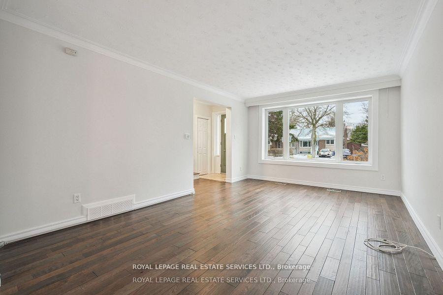 Photo 3 of 256 Zelda Crescent, Richmond Hill, Crosby — HOMEH