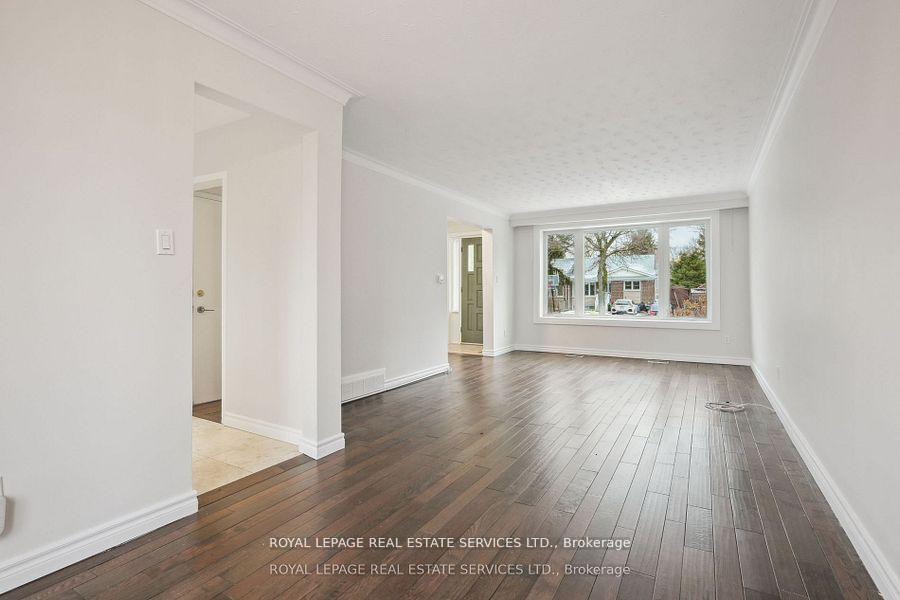 Photo 4 of 256 Zelda Crescent, Richmond Hill, Crosby — HOMEH