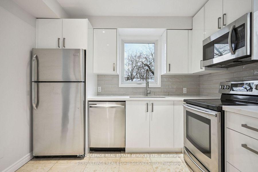 Photo 9 of 256 Zelda Crescent, Richmond Hill, Crosby — HOMEH