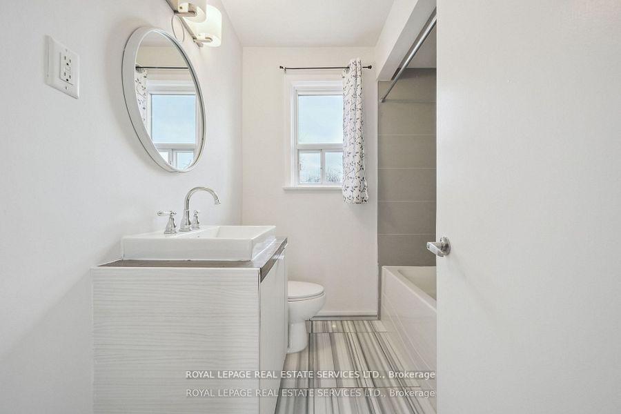 Photo 10 of 256 Zelda Crescent, Richmond Hill, Crosby — HOMEH