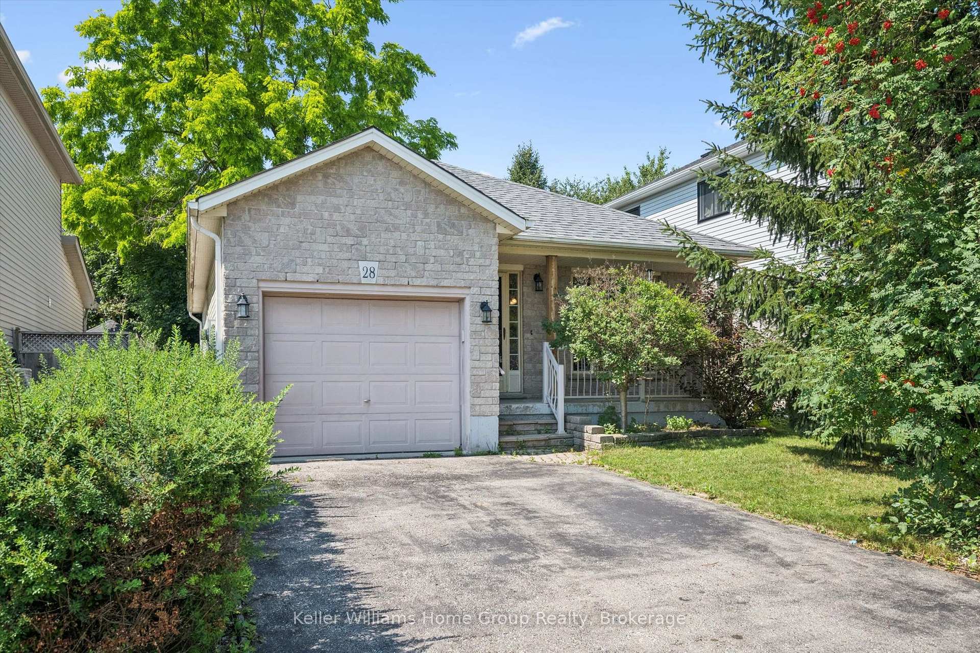 Photo 2 of 28 Peglar Crescent, Centre Wellington, Fergus — HOMEH