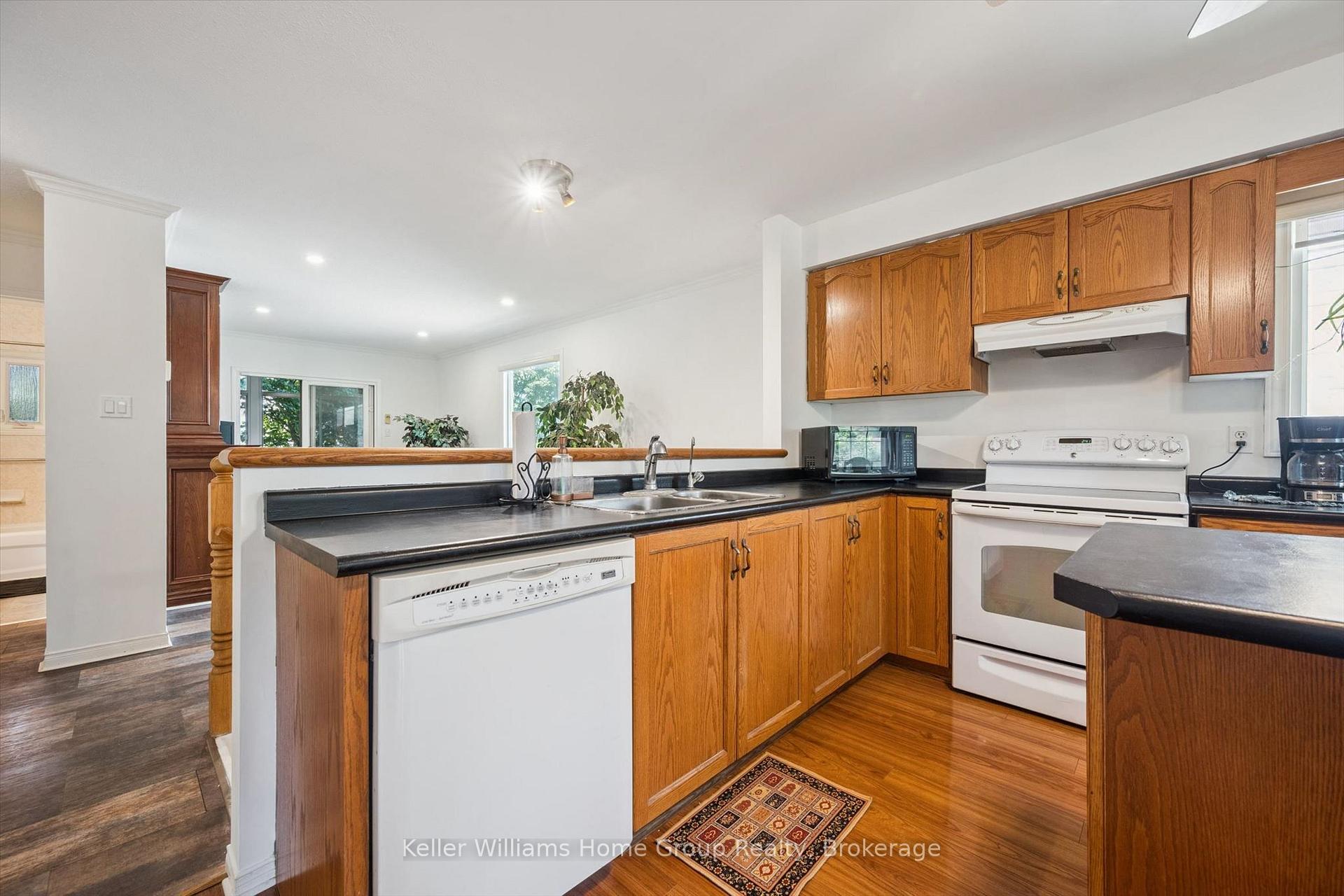 Photo 12 of 28 Peglar Crescent, Centre Wellington, Fergus — HOMEH