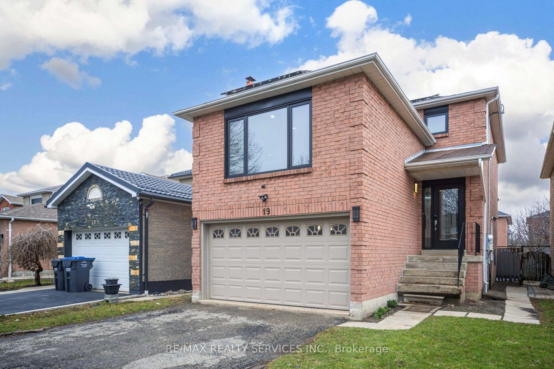 Photo 3 of 19 Wayne Nicol Drive, Brampton, Northwood Park — HOMEH