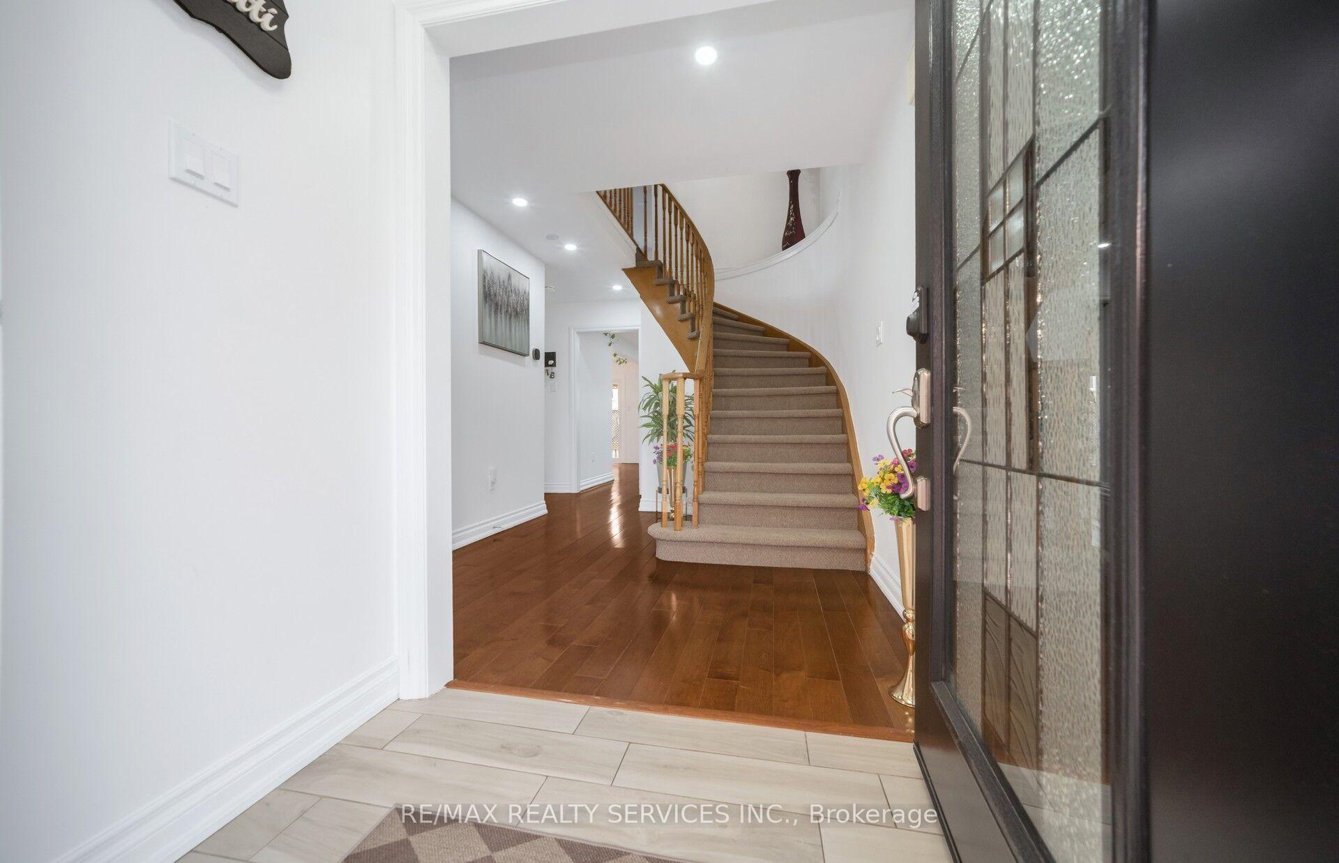 Photo 4 of 19 Wayne Nicol Drive, Brampton, Northwood Park — HOMEH
