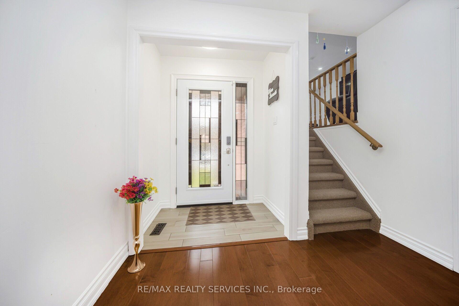 Photo 5 of 19 Wayne Nicol Drive, Brampton, Northwood Park — HOMEH
