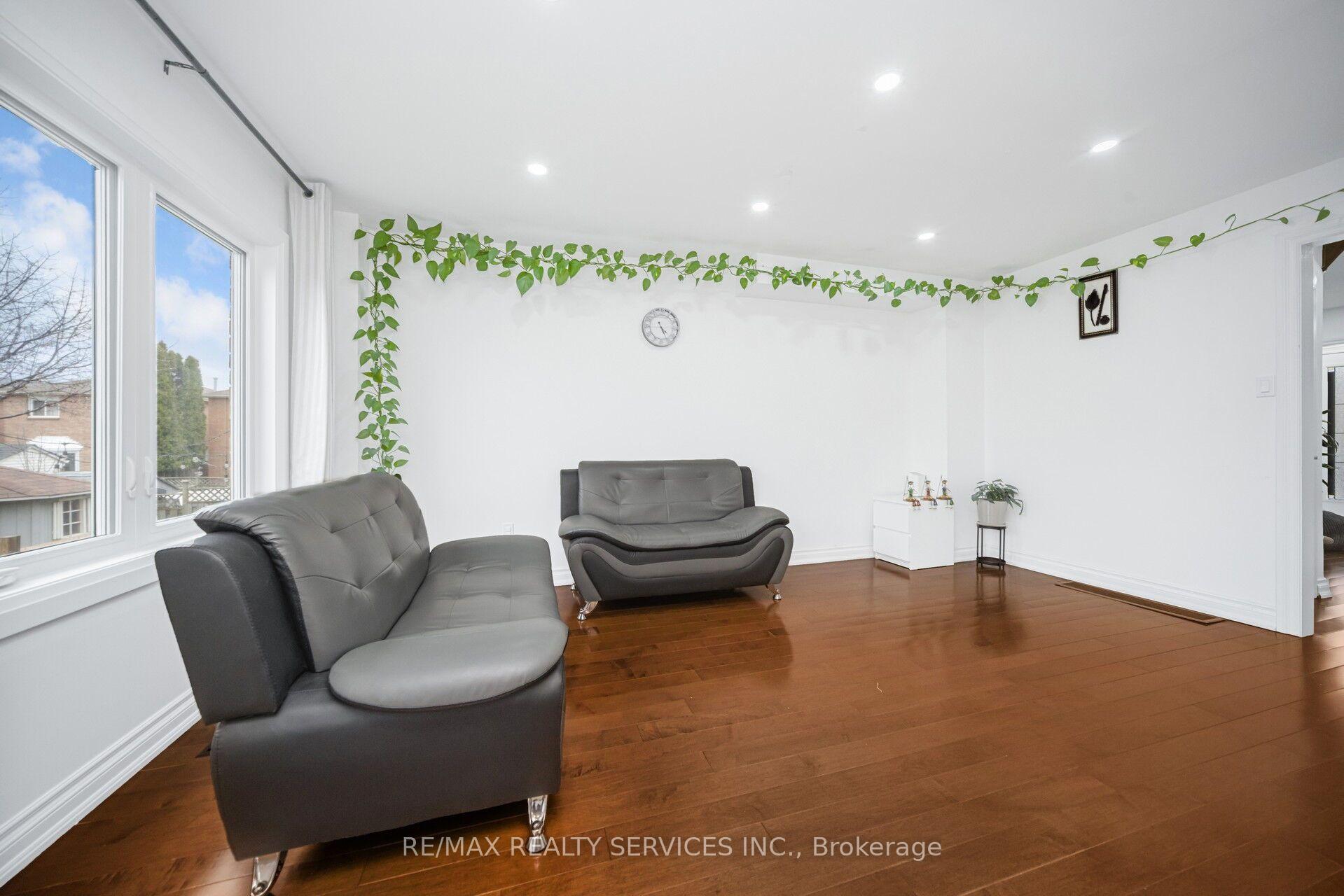 Photo 7 of 19 Wayne Nicol Drive, Brampton, Northwood Park — HOMEH