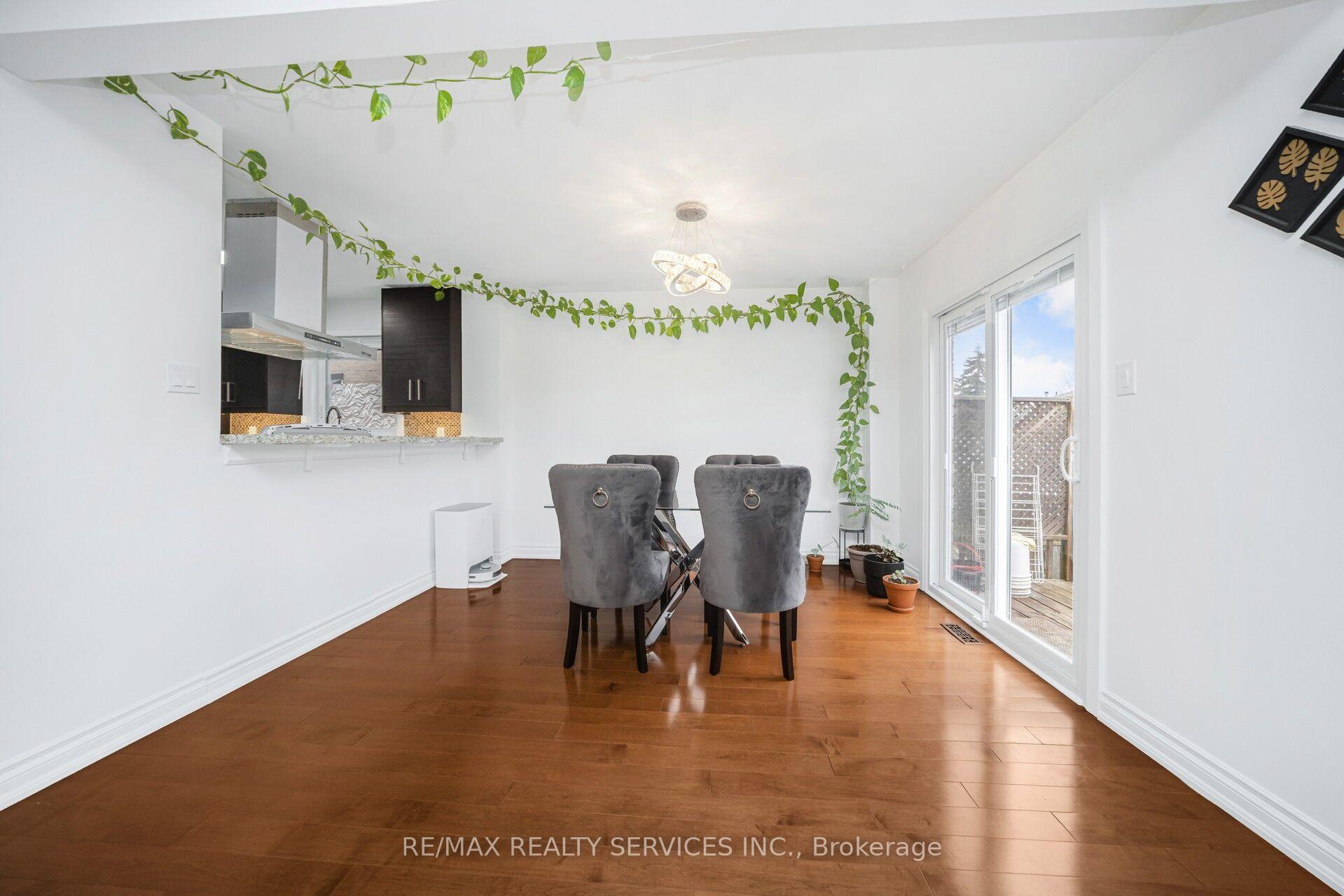 Photo 8 of 19 Wayne Nicol Drive, Brampton, Northwood Park — HOMEH