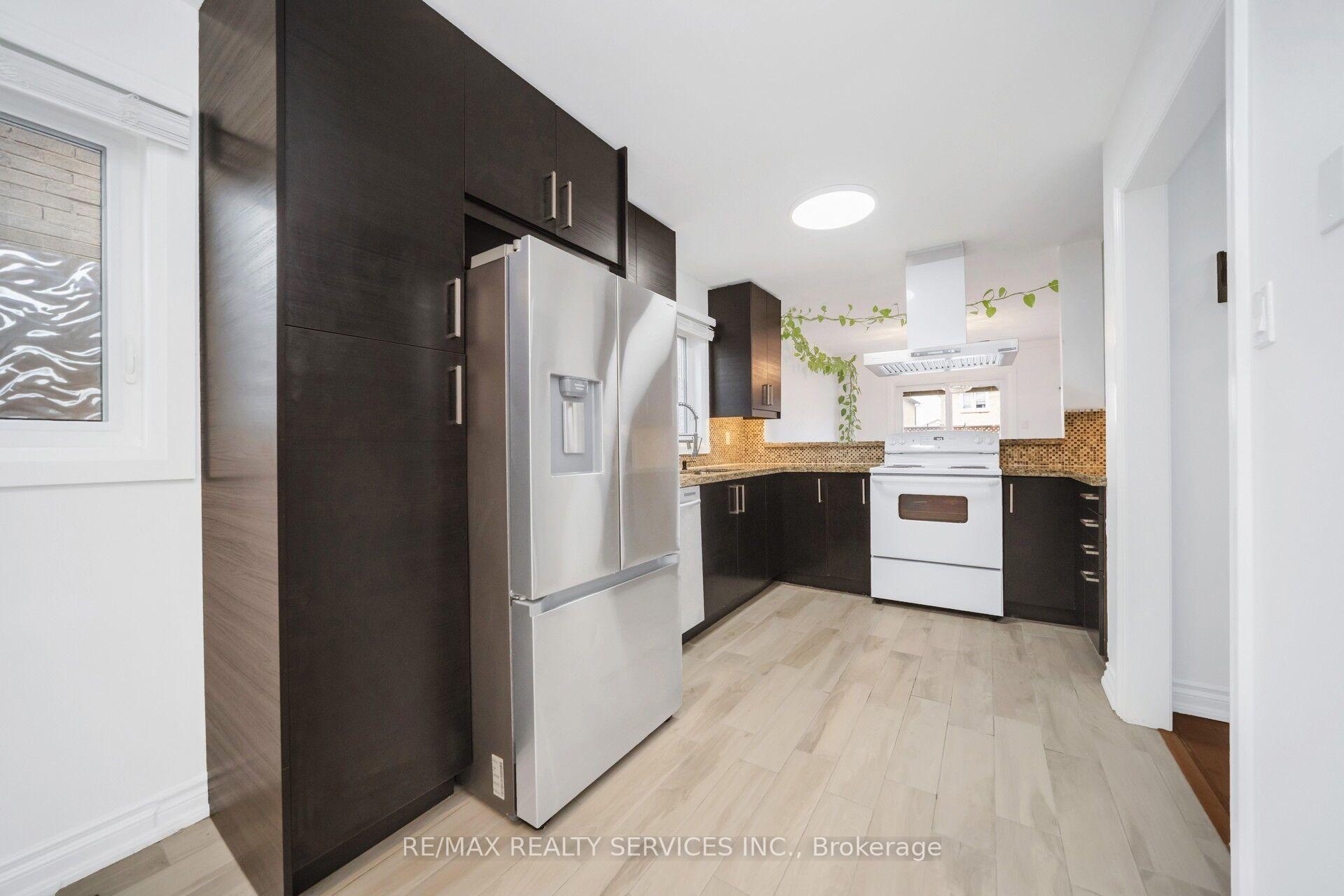 Photo 11 of 19 Wayne Nicol Drive, Brampton, Northwood Park — HOMEH