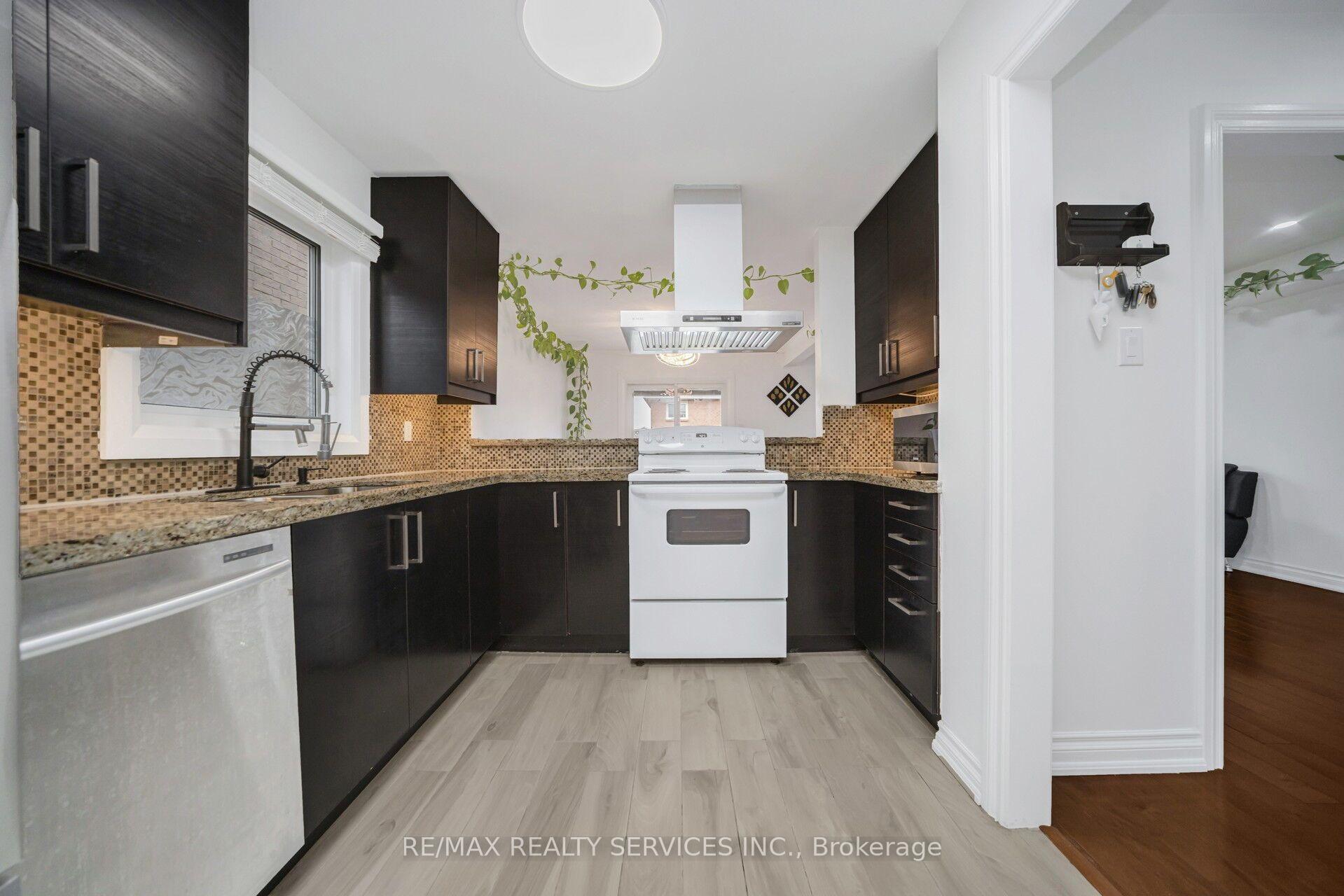 Photo 12 of 19 Wayne Nicol Drive, Brampton, Northwood Park — HOMEH