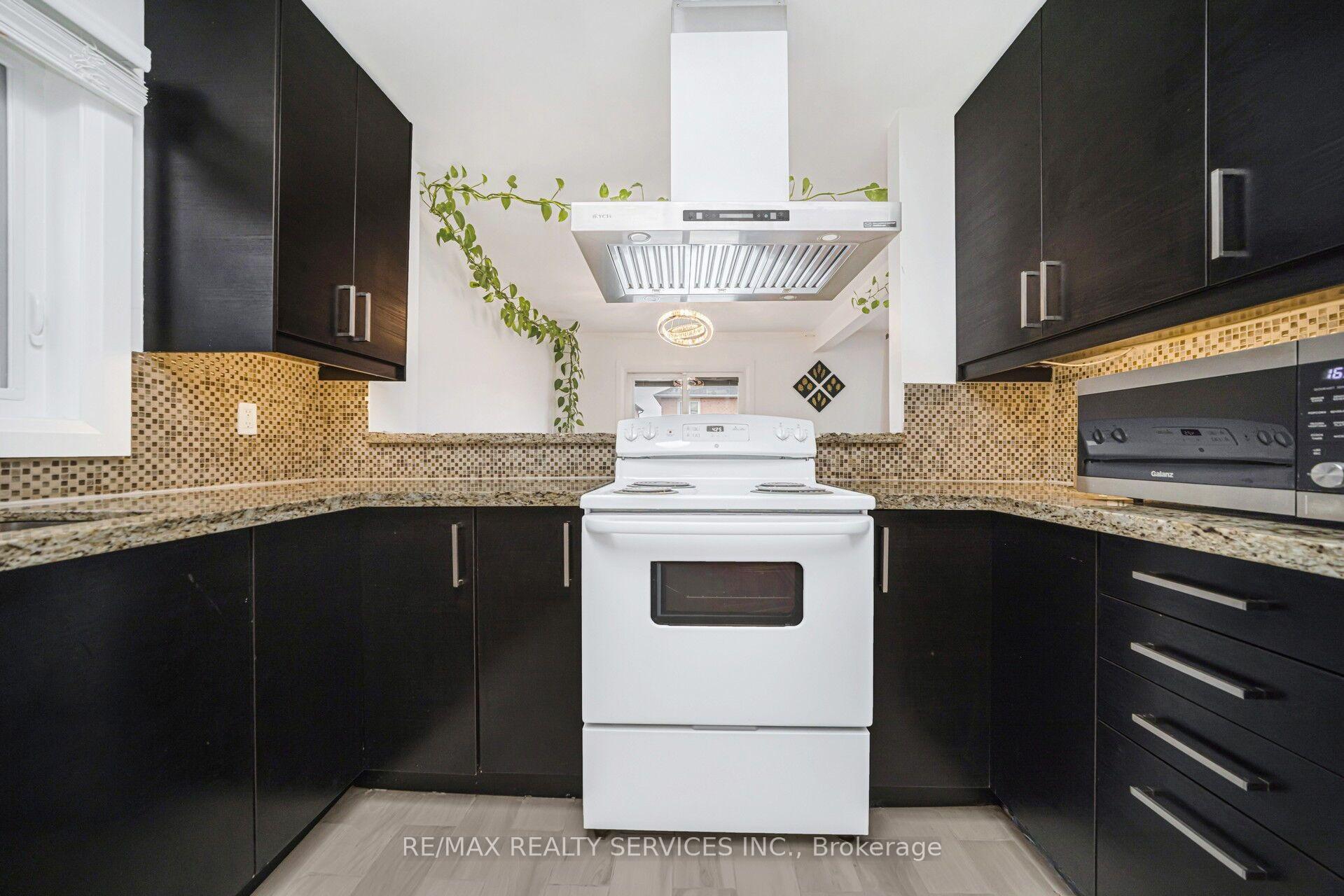Photo 13 of 19 Wayne Nicol Drive, Brampton, Northwood Park — HOMEH
