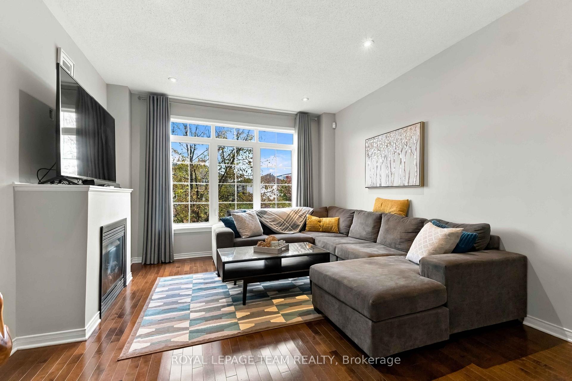Photo 6 of 622 Pepperville Crescent, Ottawa, Kanata - Emerald Meadows/Trailwest — HOMEH