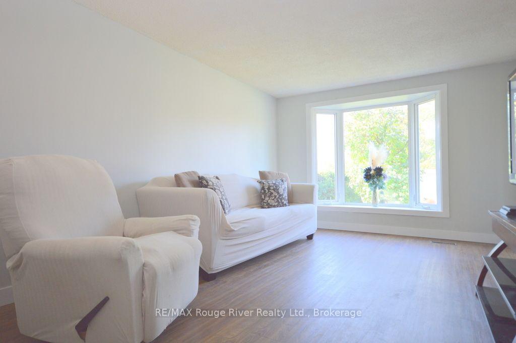 Photo 5 of 1084 Norman Crescent, Oshawa, Donevan — HOMEH