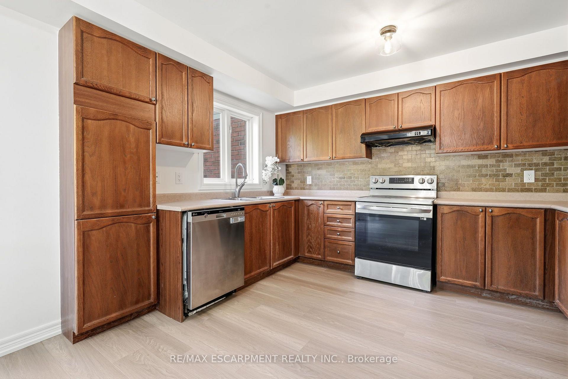 Photo 10 of Unit 7, 1745 Creek Way, Burlington, Uptown — HOMEH
