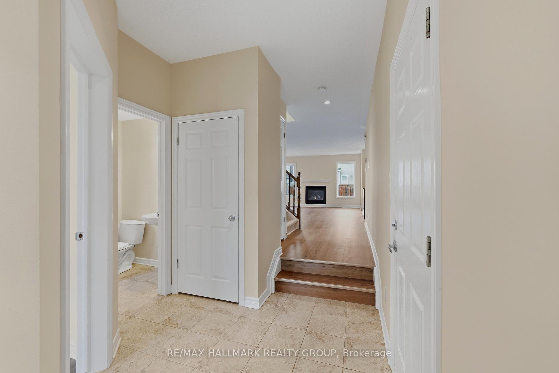 Photo 3 of 112 Akita Walk, Ottawa, Barrhaven - Strandherd — HOMEH