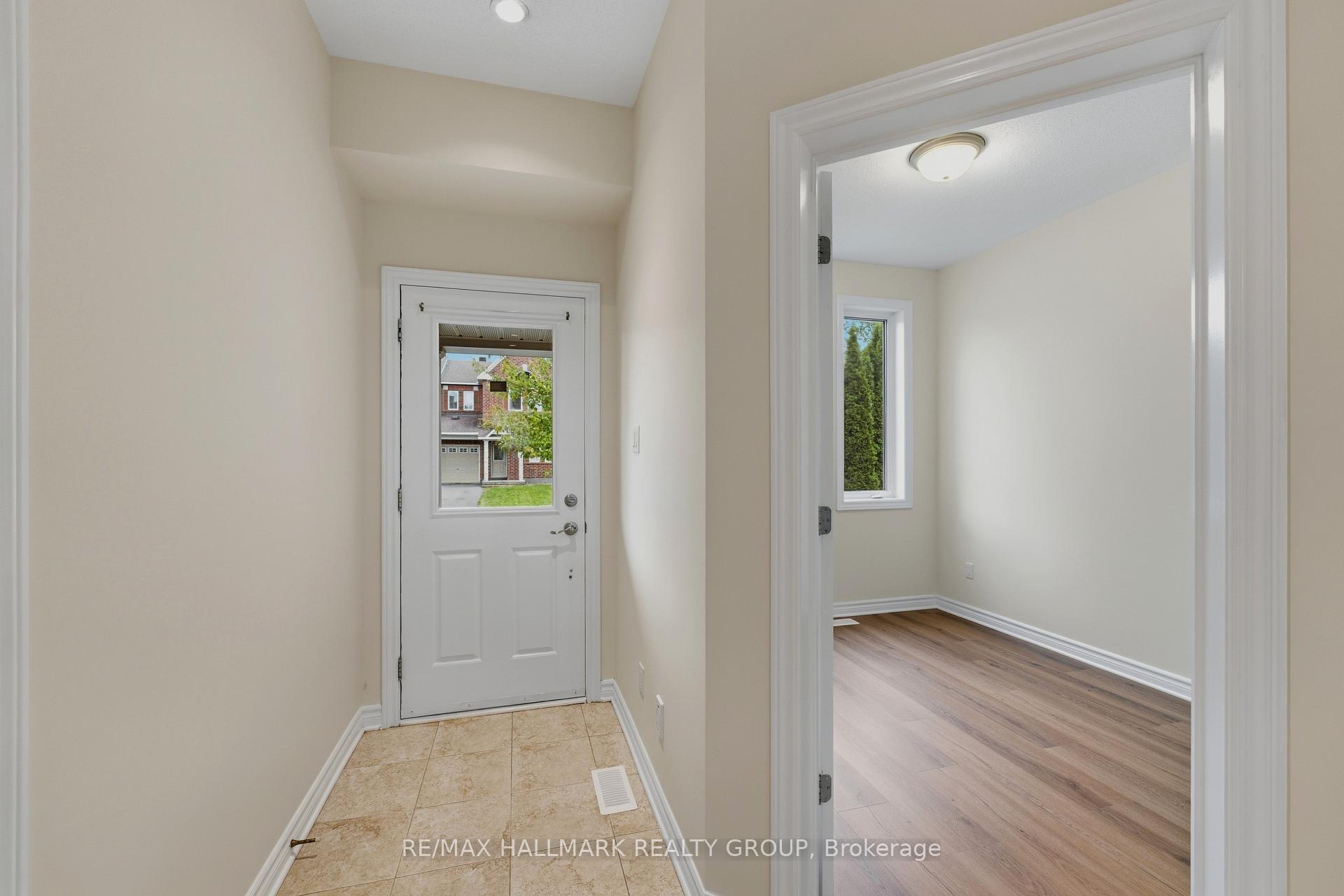 Photo 4 of 112 Akita Walk, Ottawa, Barrhaven - Strandherd — HOMEH