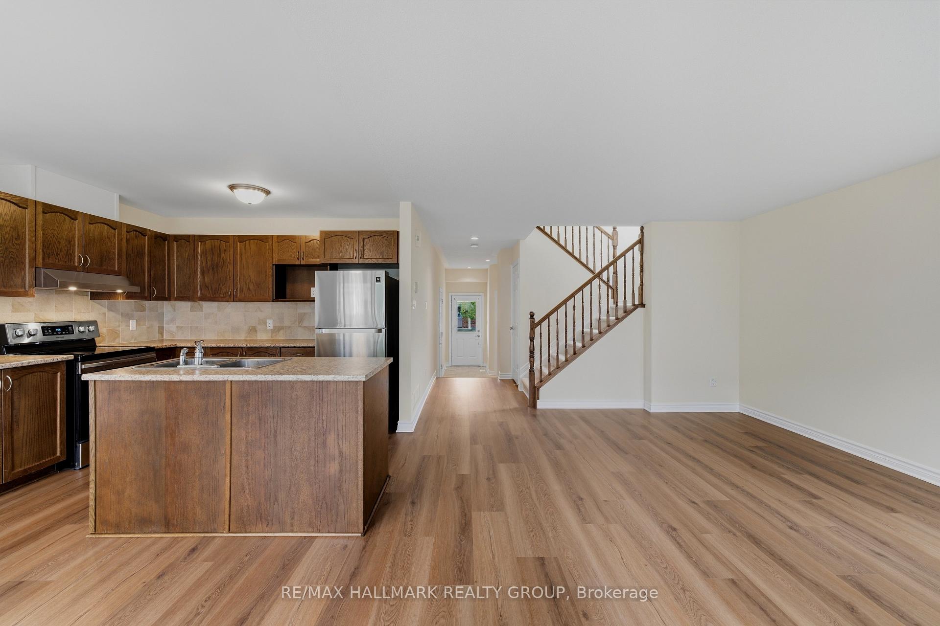 Photo 7 of 112 Akita Walk, Ottawa, Barrhaven - Strandherd — HOMEH