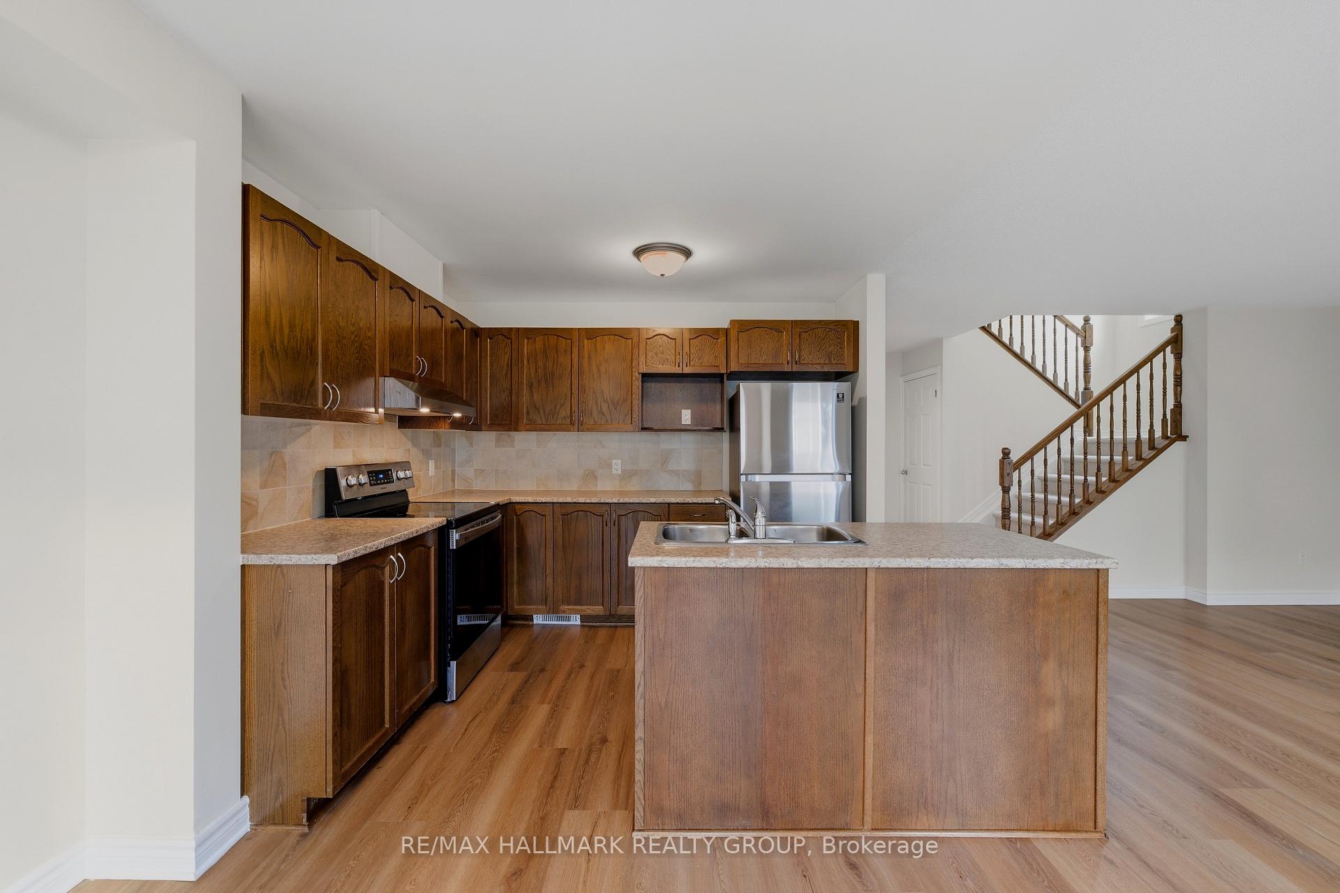 Photo 8 of 112 Akita Walk, Ottawa, Barrhaven - Strandherd — HOMEH