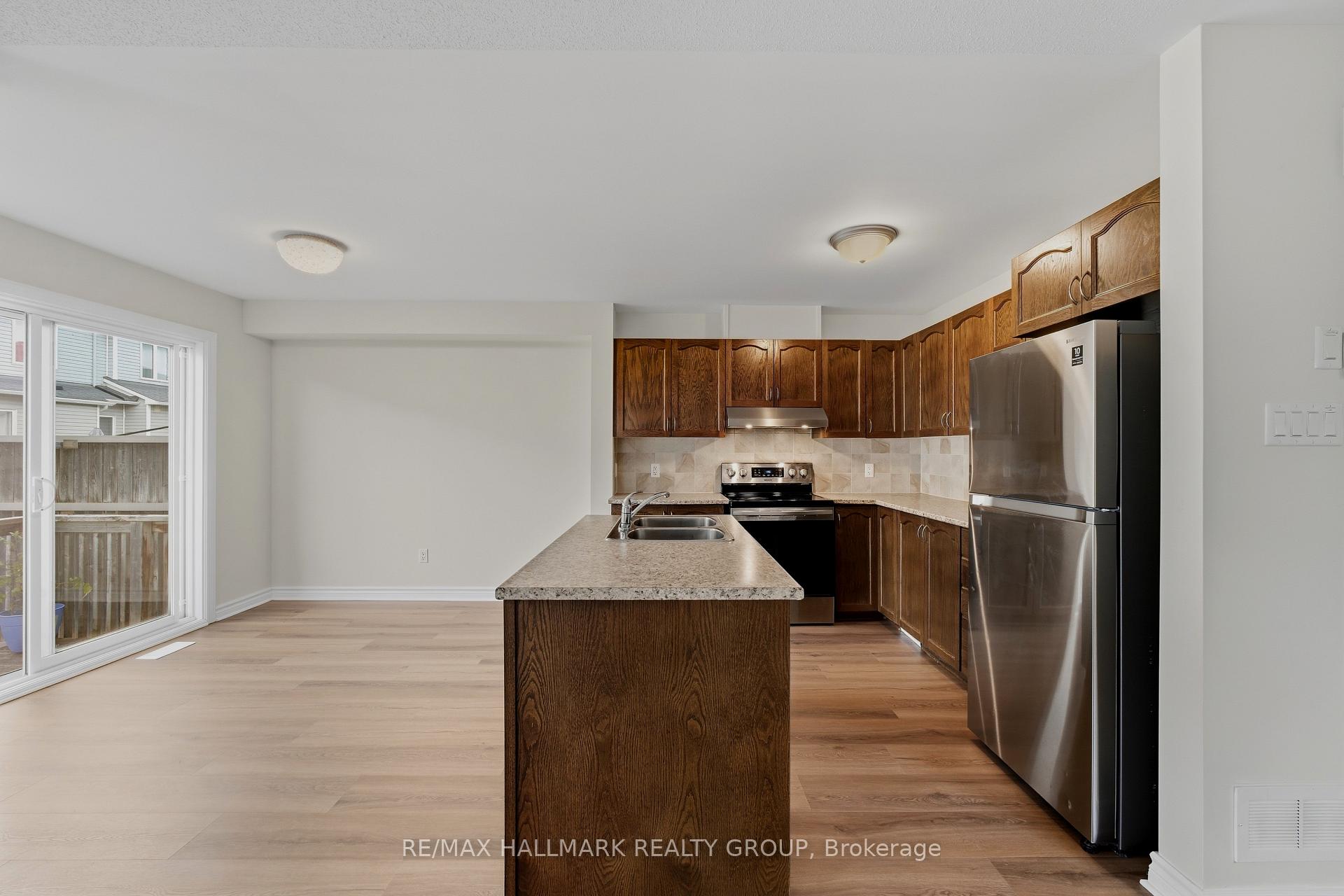 Photo 9 of 112 Akita Walk, Ottawa, Barrhaven - Strandherd — HOMEH