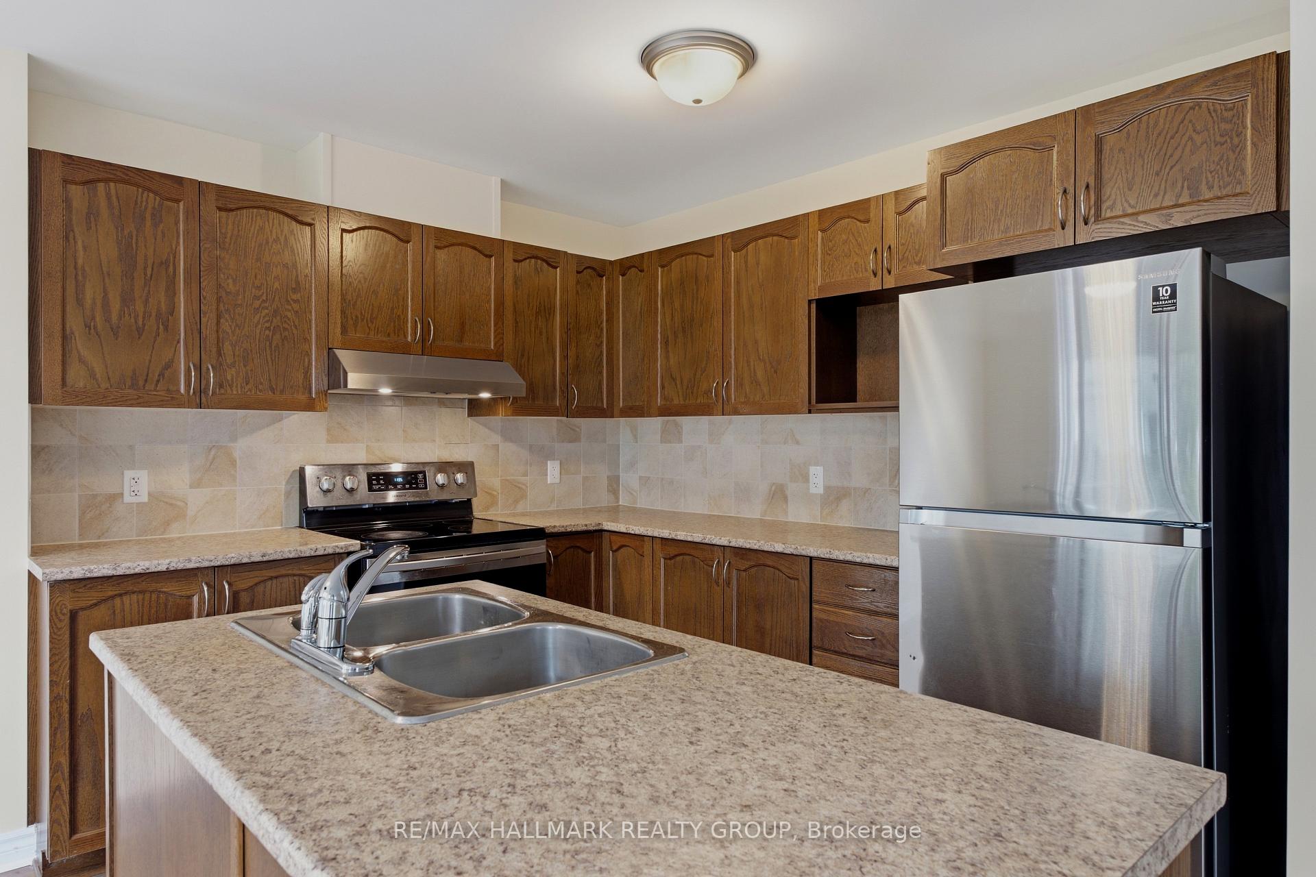 Photo 10 of 112 Akita Walk, Ottawa, Barrhaven - Strandherd — HOMEH