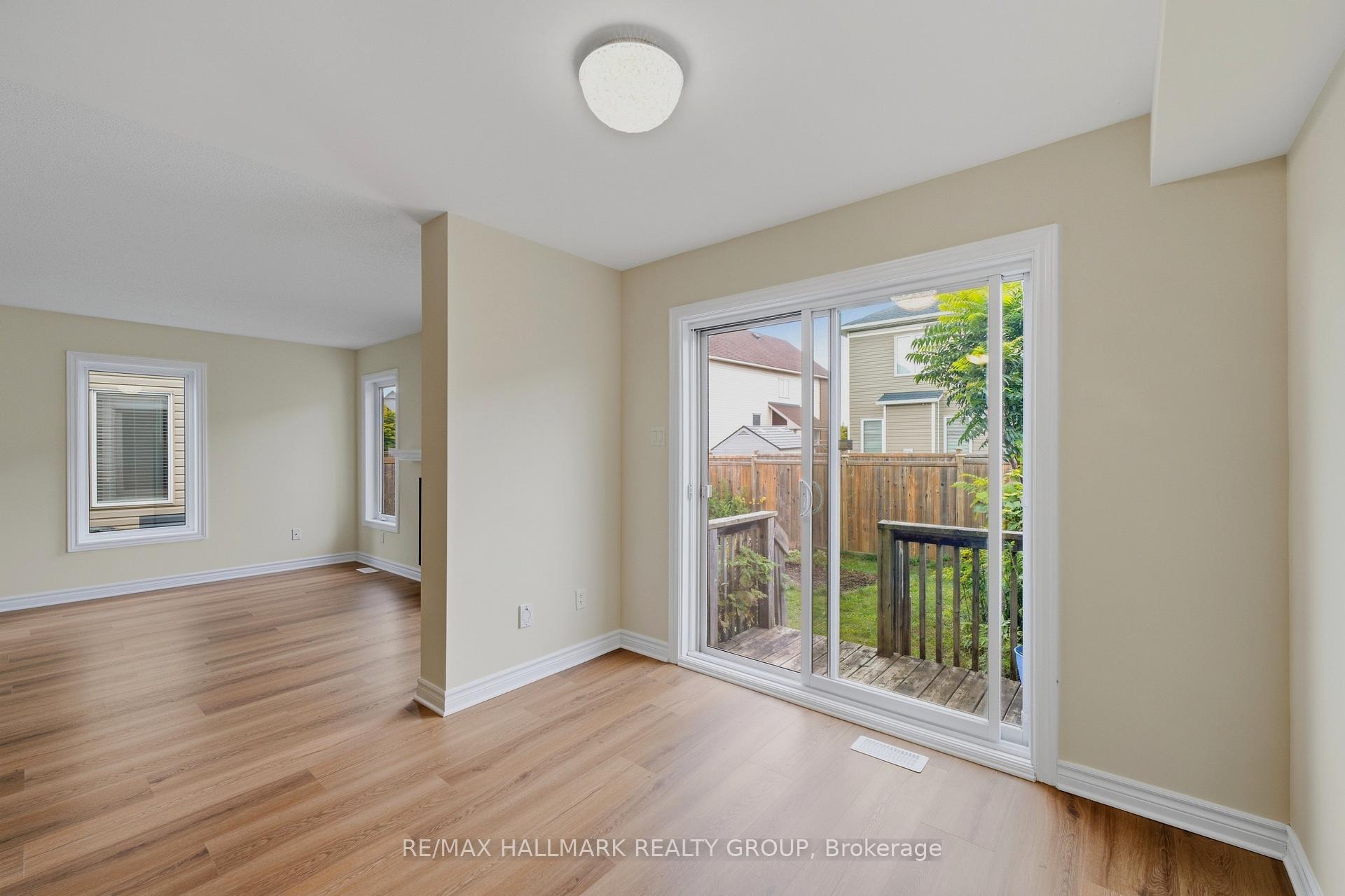 Photo 11 of 112 Akita Walk, Ottawa, Barrhaven - Strandherd — HOMEH