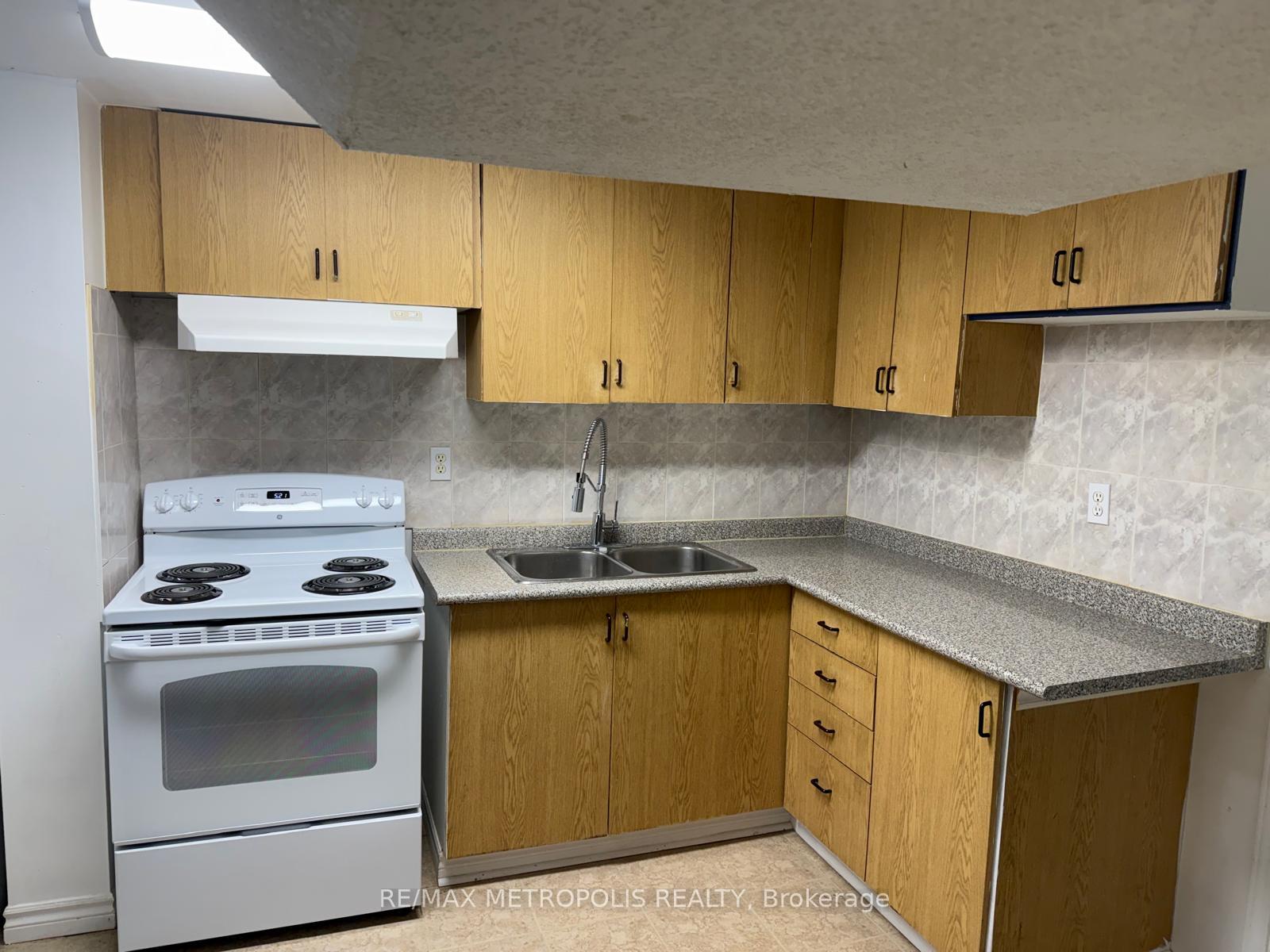Photo 2 of Unit Basement, 116 Douglas Haig Drive, Markham, Middlefield — HOMEH