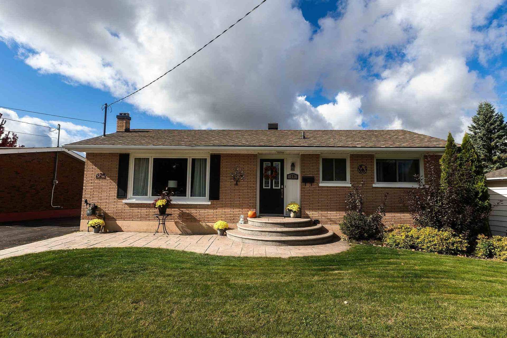Photo 2 of 29 Routledge Avenue, Sault Ste Marie, Ward 2 — HOMEH