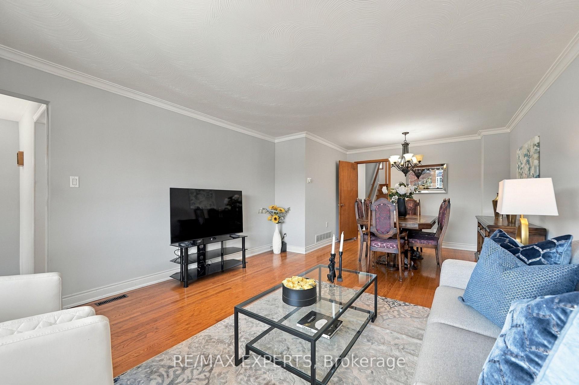 Photo 11 of 12 Paradelle Crescent, North York, Glenfield-Jane Heights — HOMEH