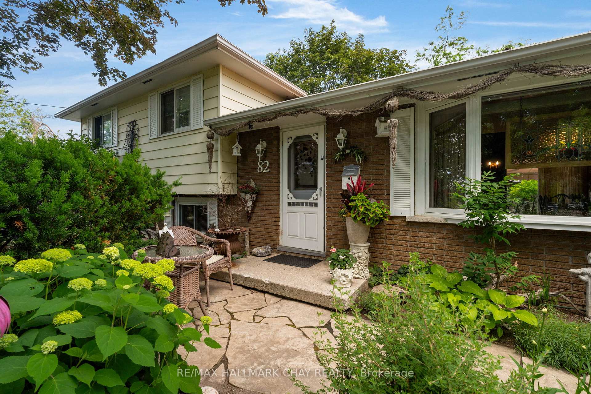 Photo 4 of 82 Fourth Street, Orillia — HOMEH