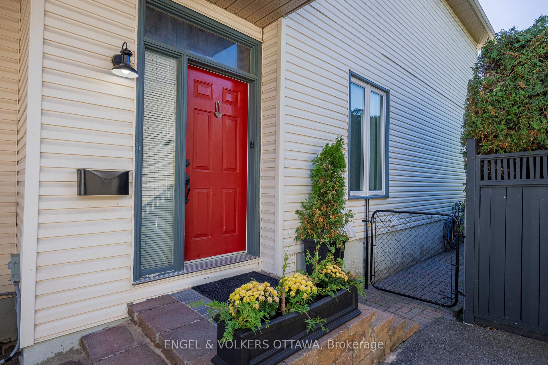 Photo 4 of 14 Prince Albert Street, Ottawa, Overbrook — HOMEH
