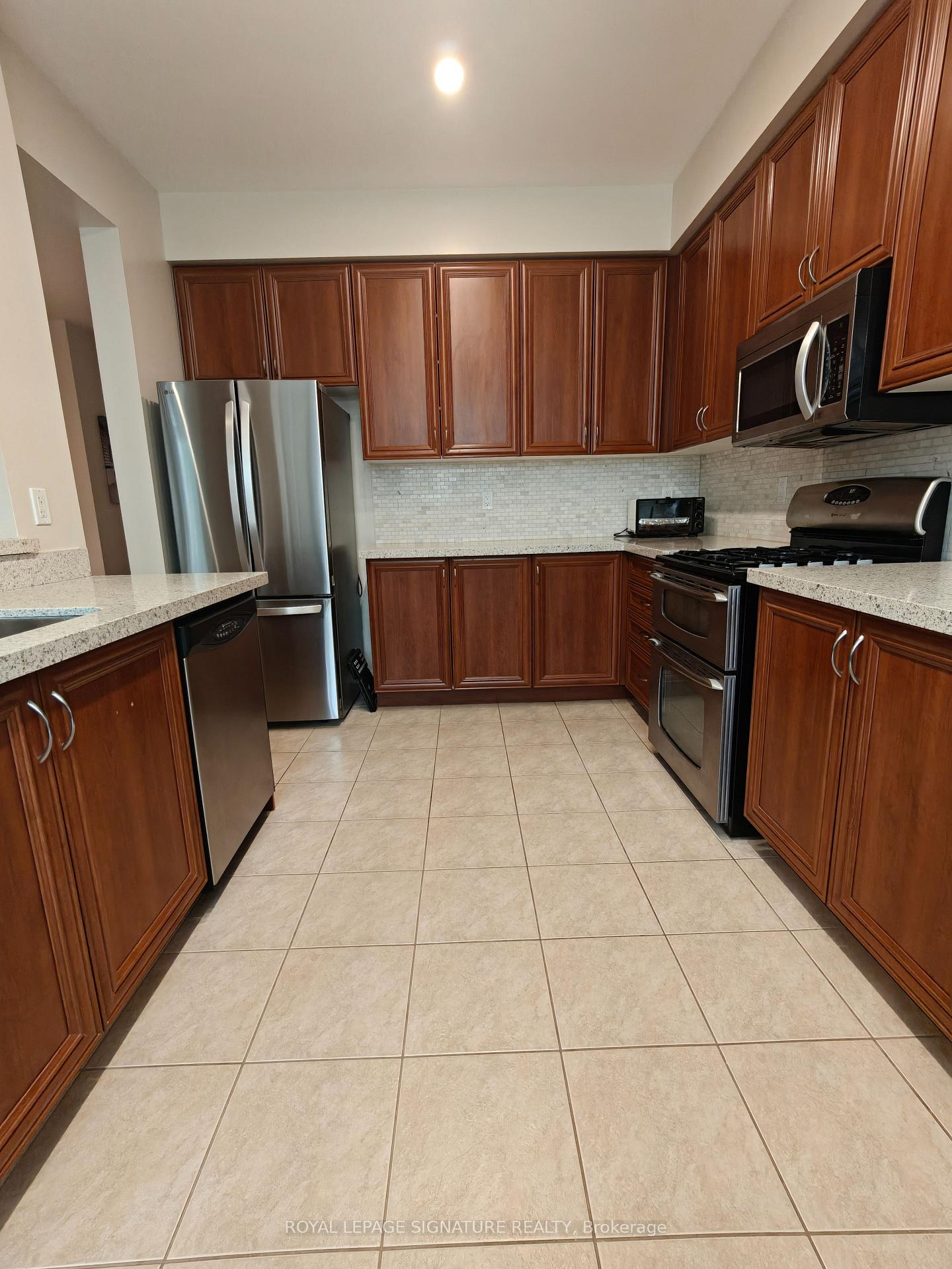 Photo 5 of 116 Silverwood Circle, Ajax, Central East — HOMEH