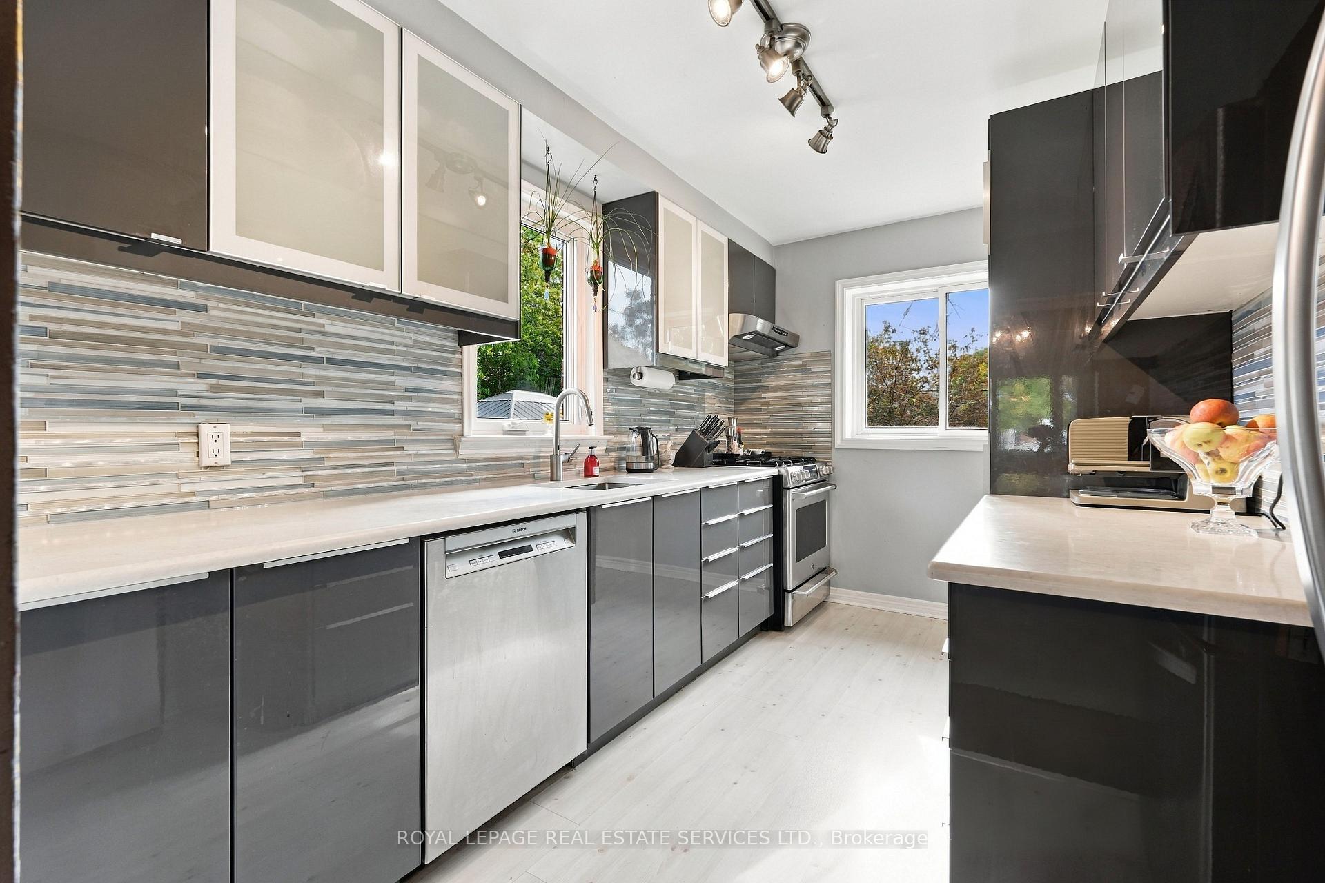 Photo 7 of 89 Yorkview Drive, Etobicoke, Stonegate-Queensway — HOMEH