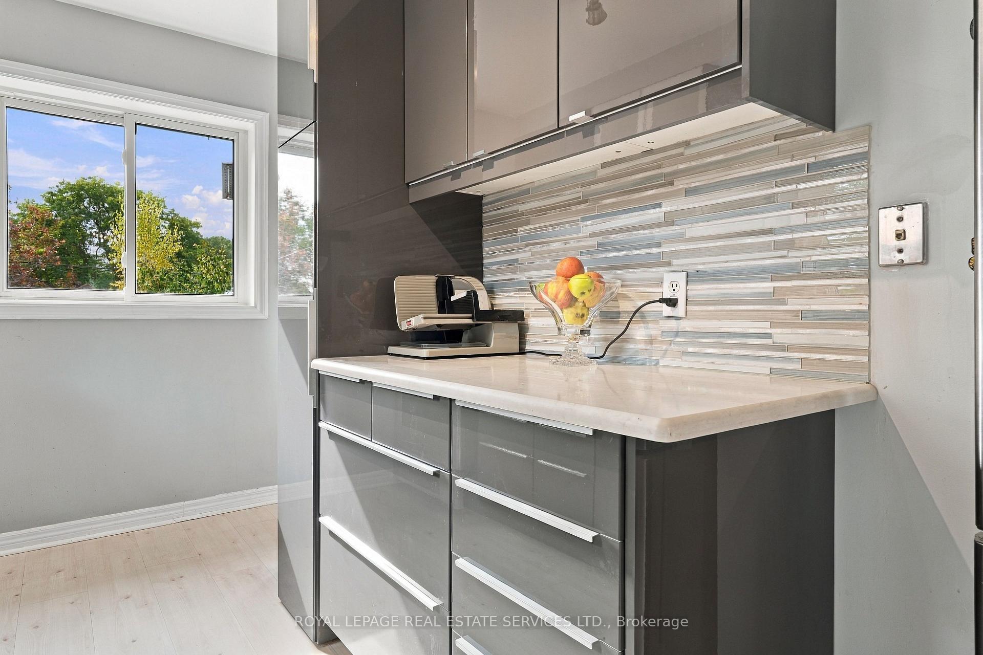 Photo 8 of 89 Yorkview Drive, Etobicoke, Stonegate-Queensway — HOMEH