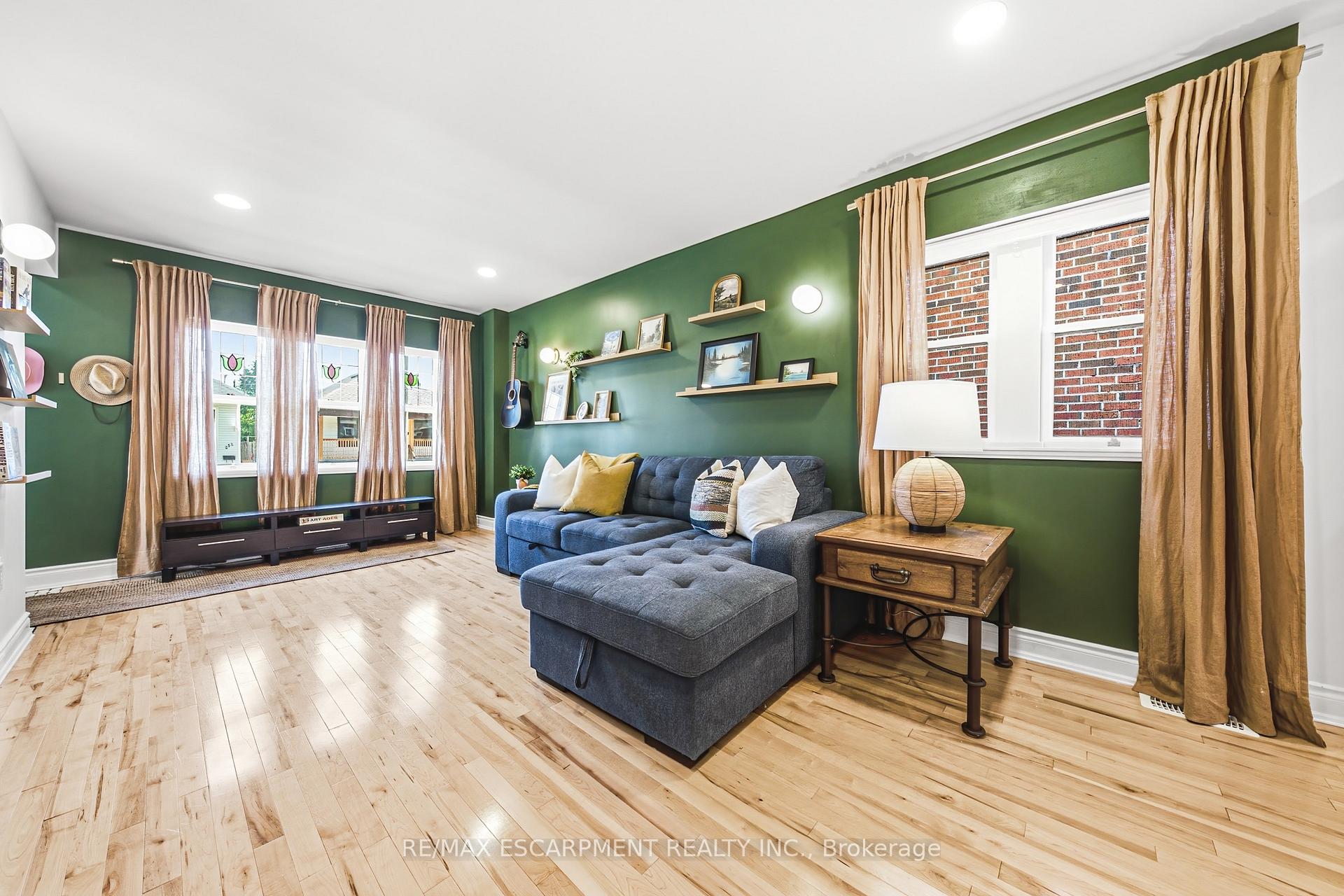 Photo of 255 Weir Street N