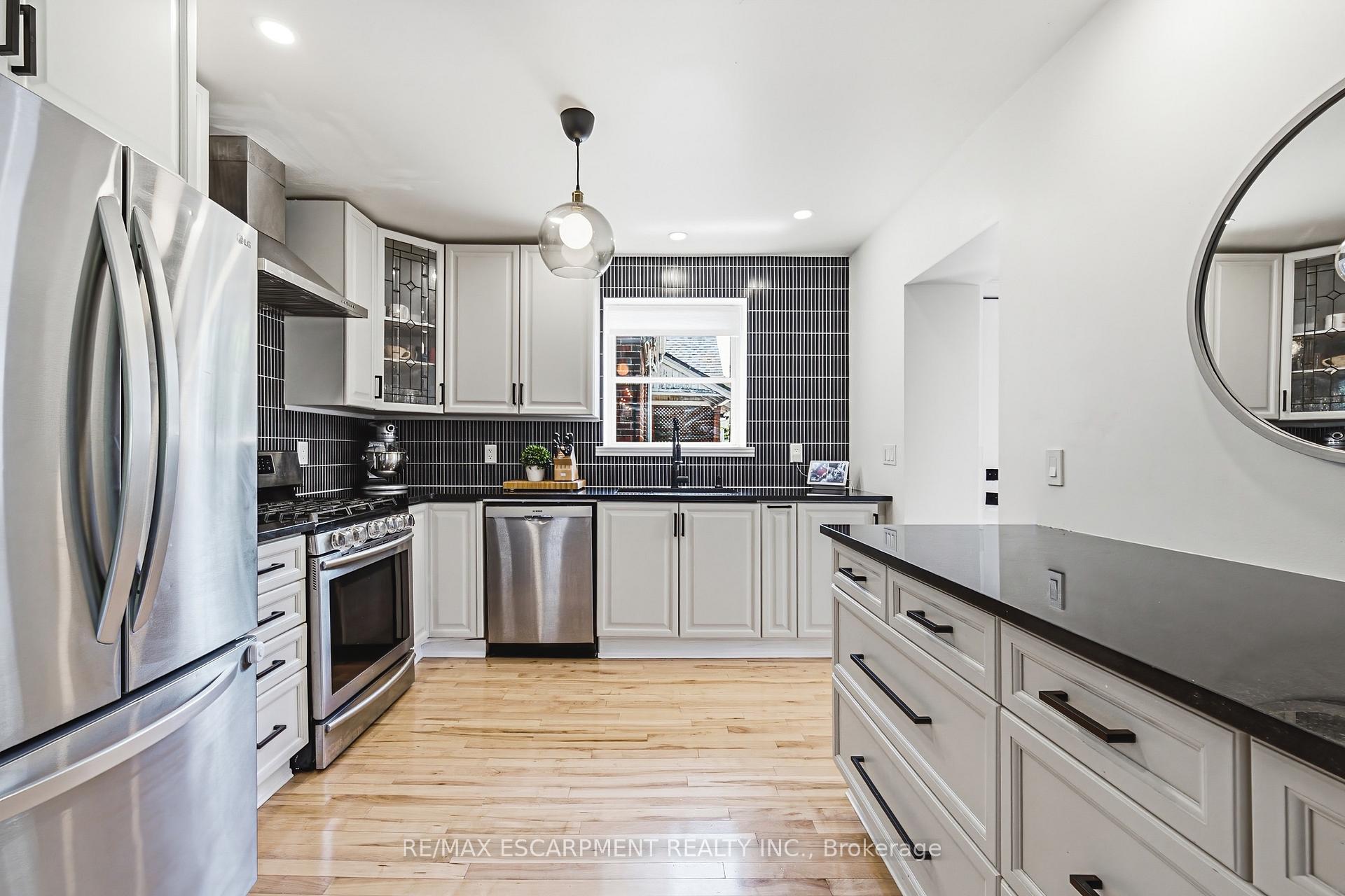 Photo 7 of 255 Weir Street N, Hamilton, Homeside — HOMEH