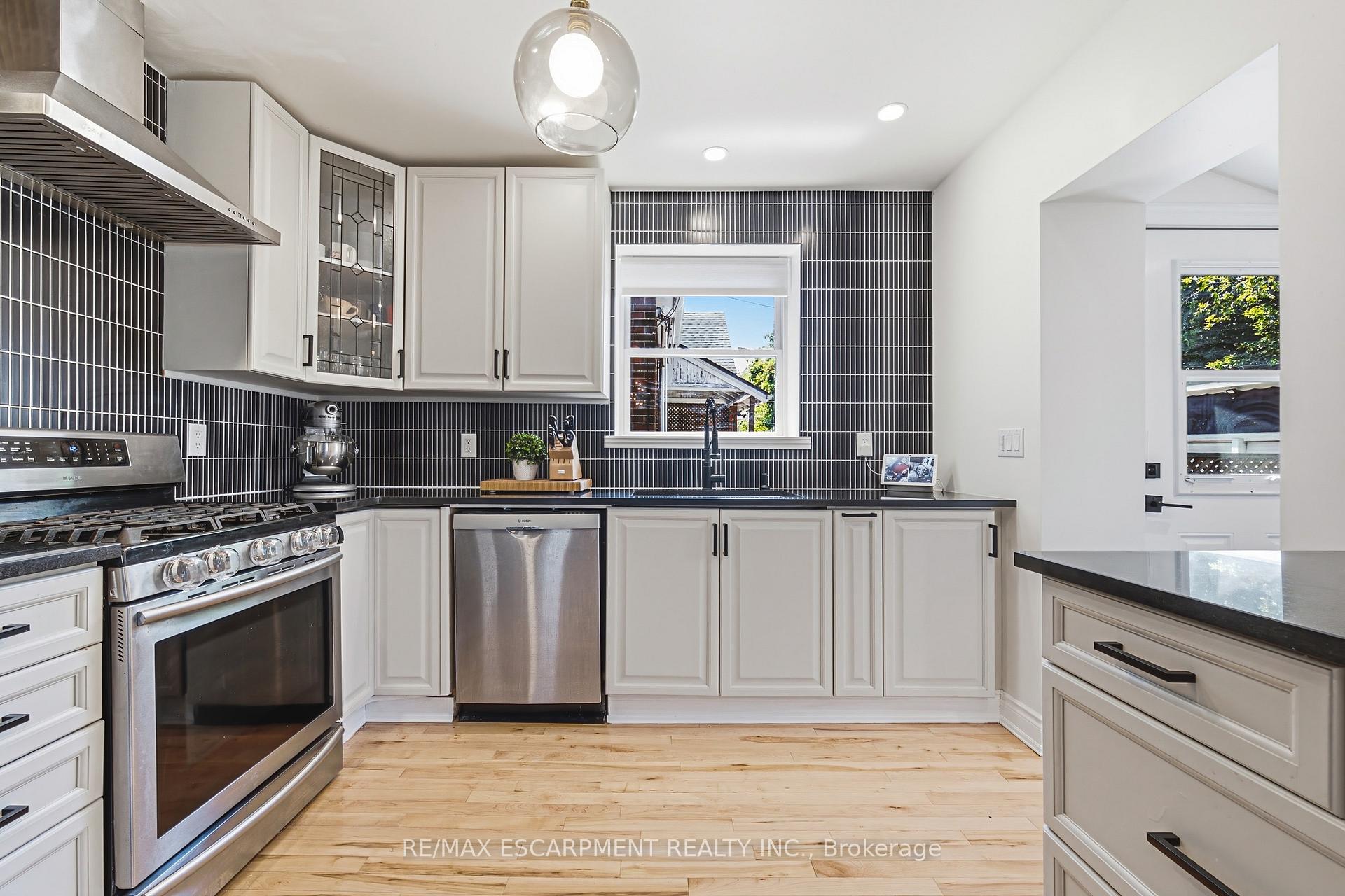 Photo 8 of 255 Weir Street N, Hamilton, Homeside — HOMEH